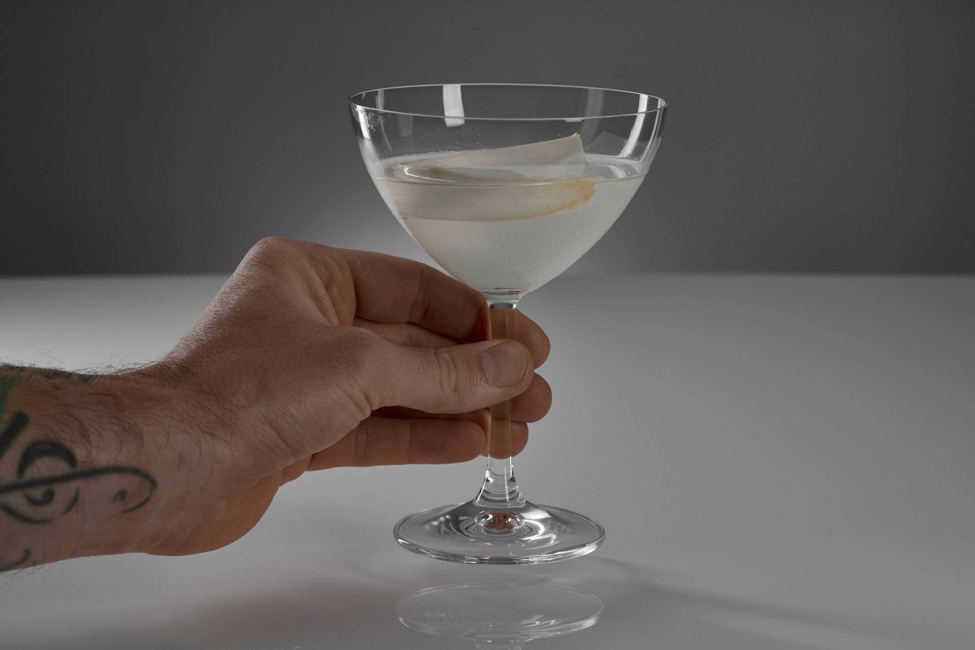 spargel martini aperitif cocktail mit grauem hintergrund