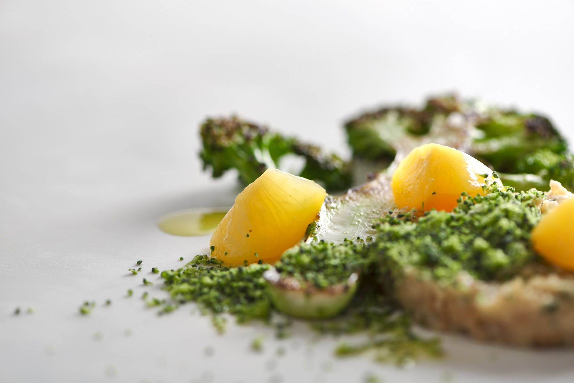 vegane migas mit geröstetem brokkoli und pflaumen pickles auf weißem sapienstone top