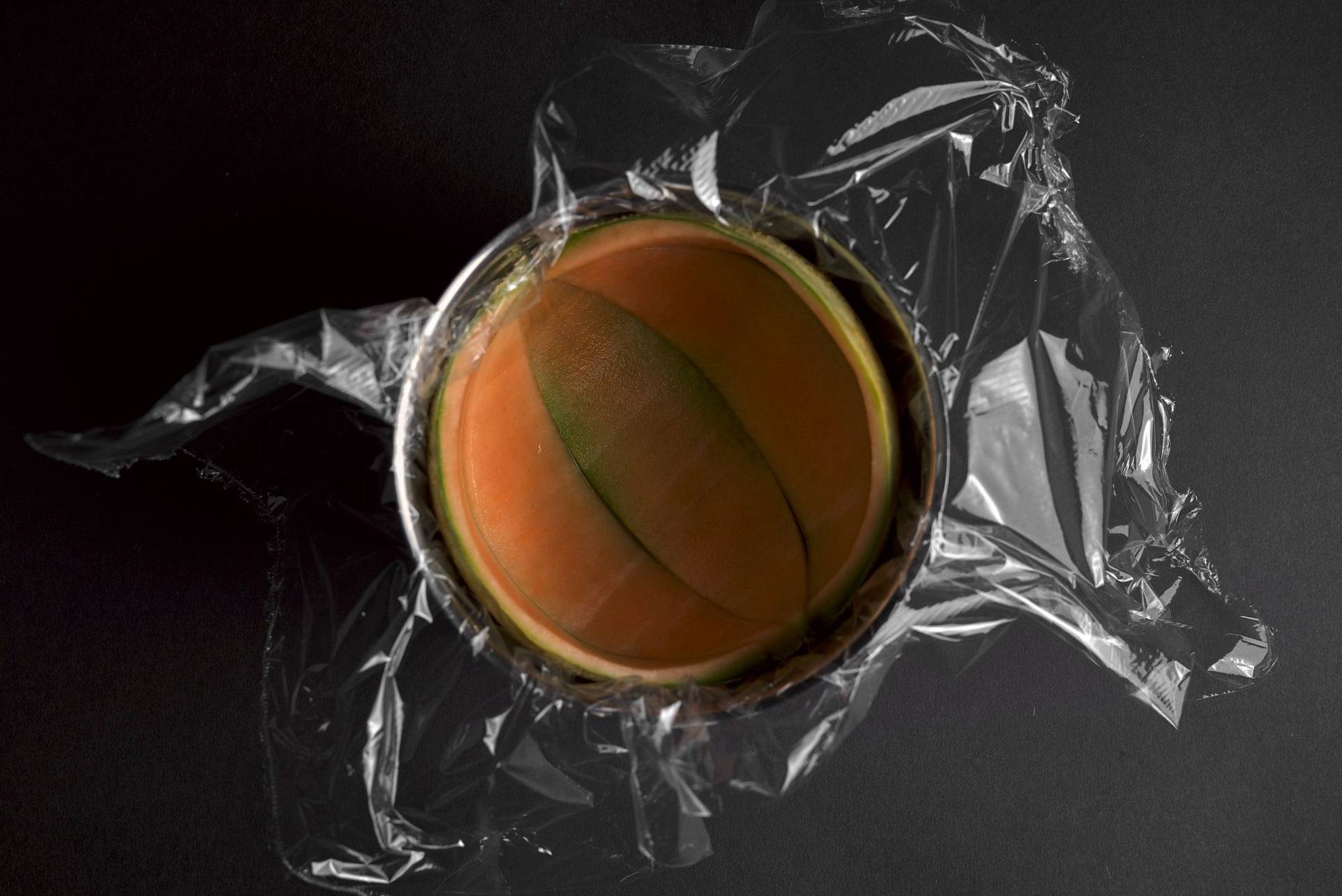 cantaloupe melonenschale in einer schüssel zum einfüllen von melonen sorbet mit schwarzem hintergrund