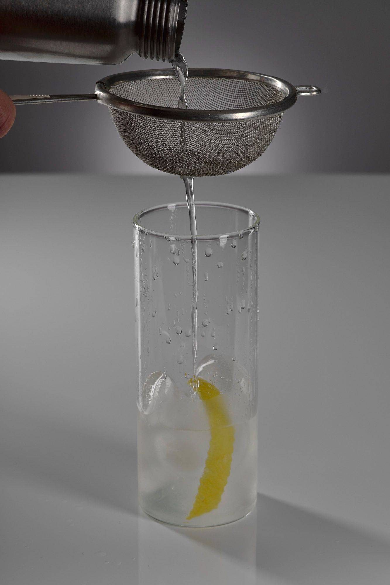 spargel martini aperitif cocktail mit grauem hintergrund