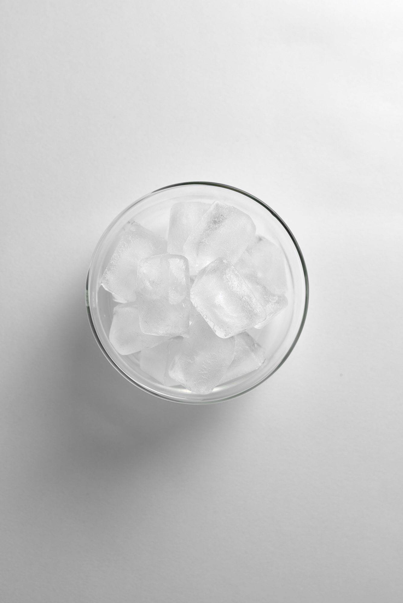 zutaten für gurken daiquiri cocktail auf weißem hintergrund