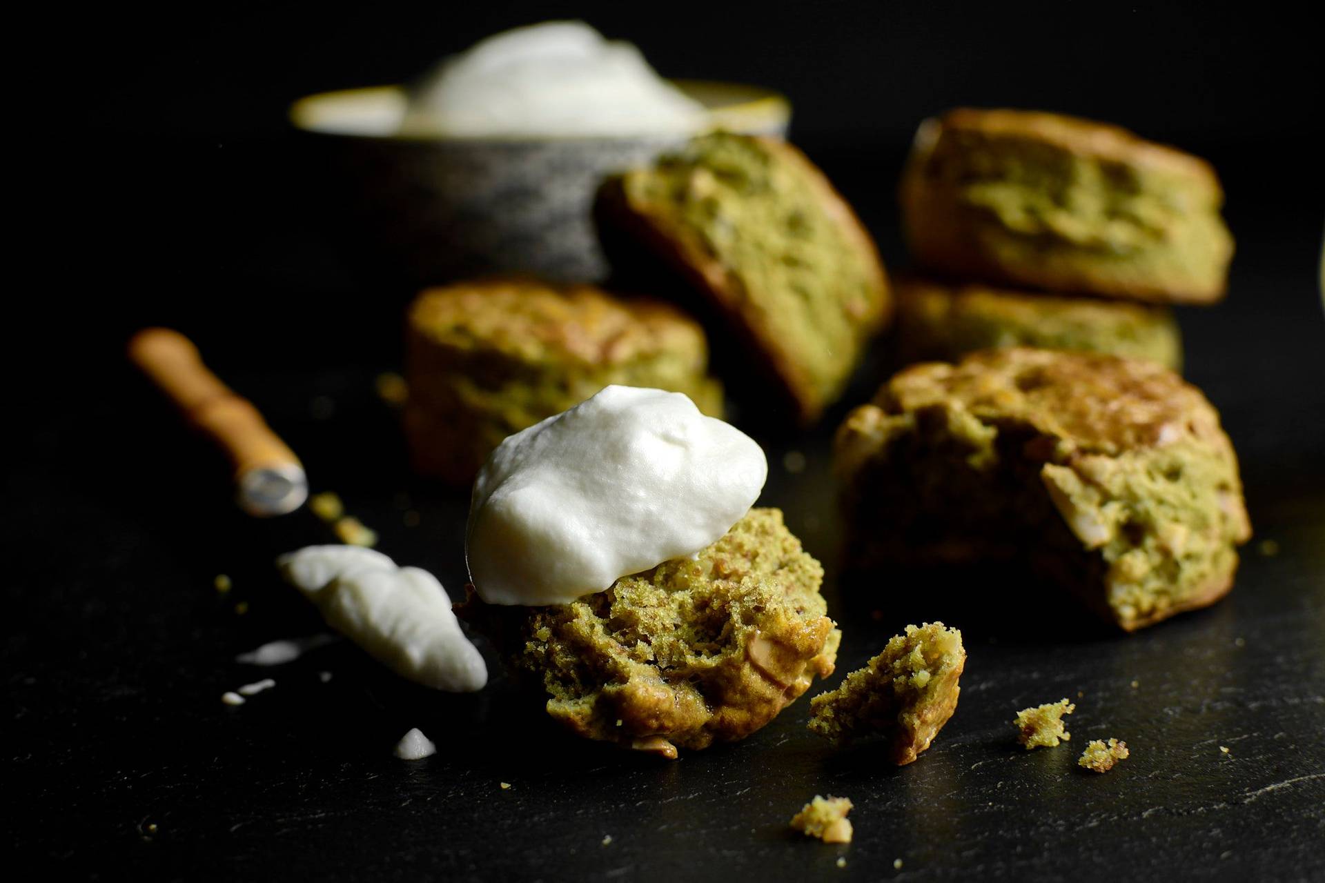 gruene matcha scones zur teatime auf schwarzem hintergrund