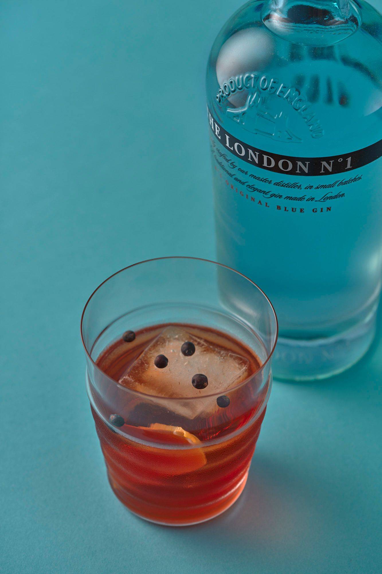 negroni-aperitif-mit-the-london-number-one-gin negroni aperitif mit the london number one gin auf blauem hintergrund