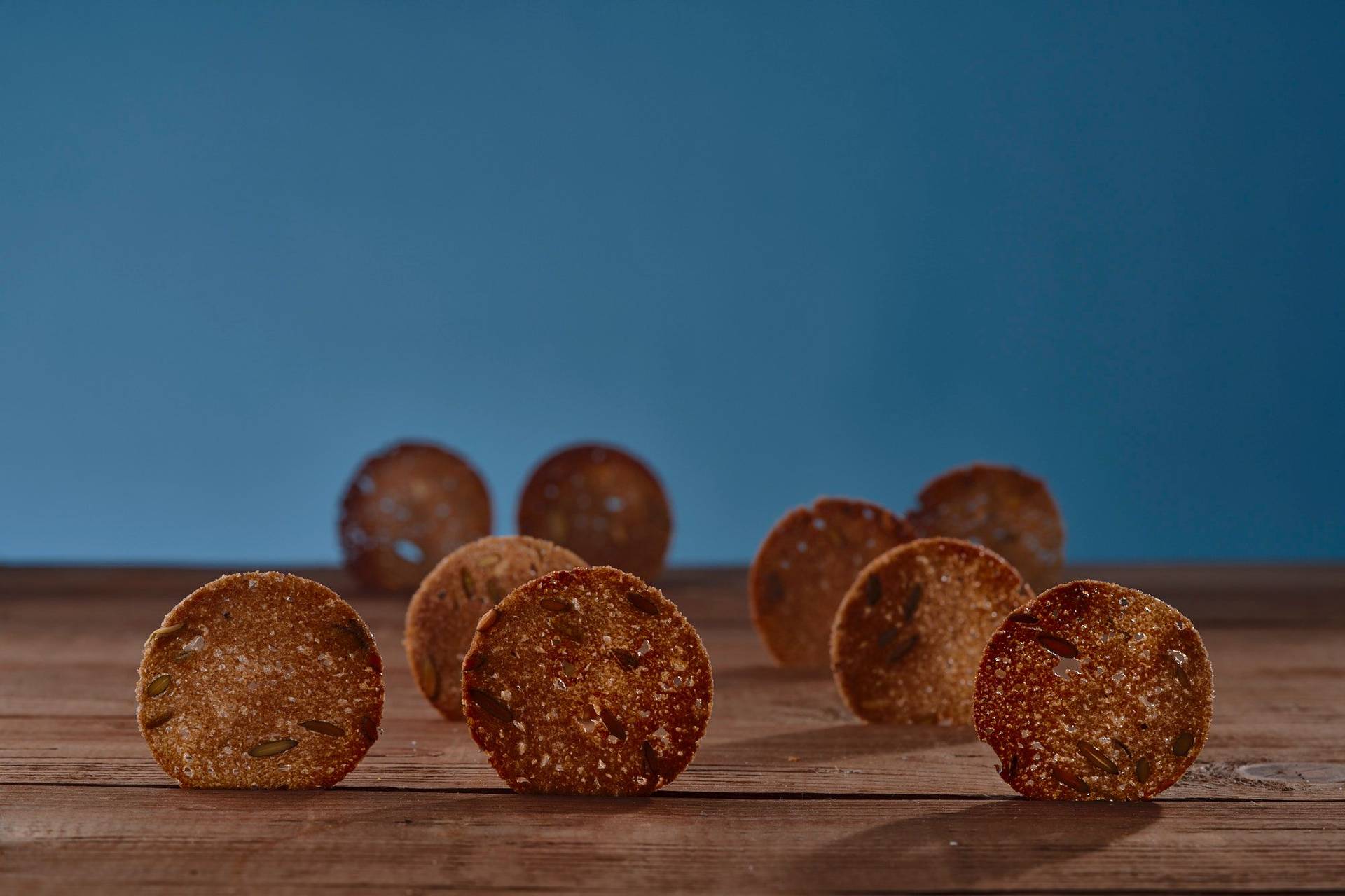 sauerteigbrot croutons auf holztisch mit blauem hintergrund