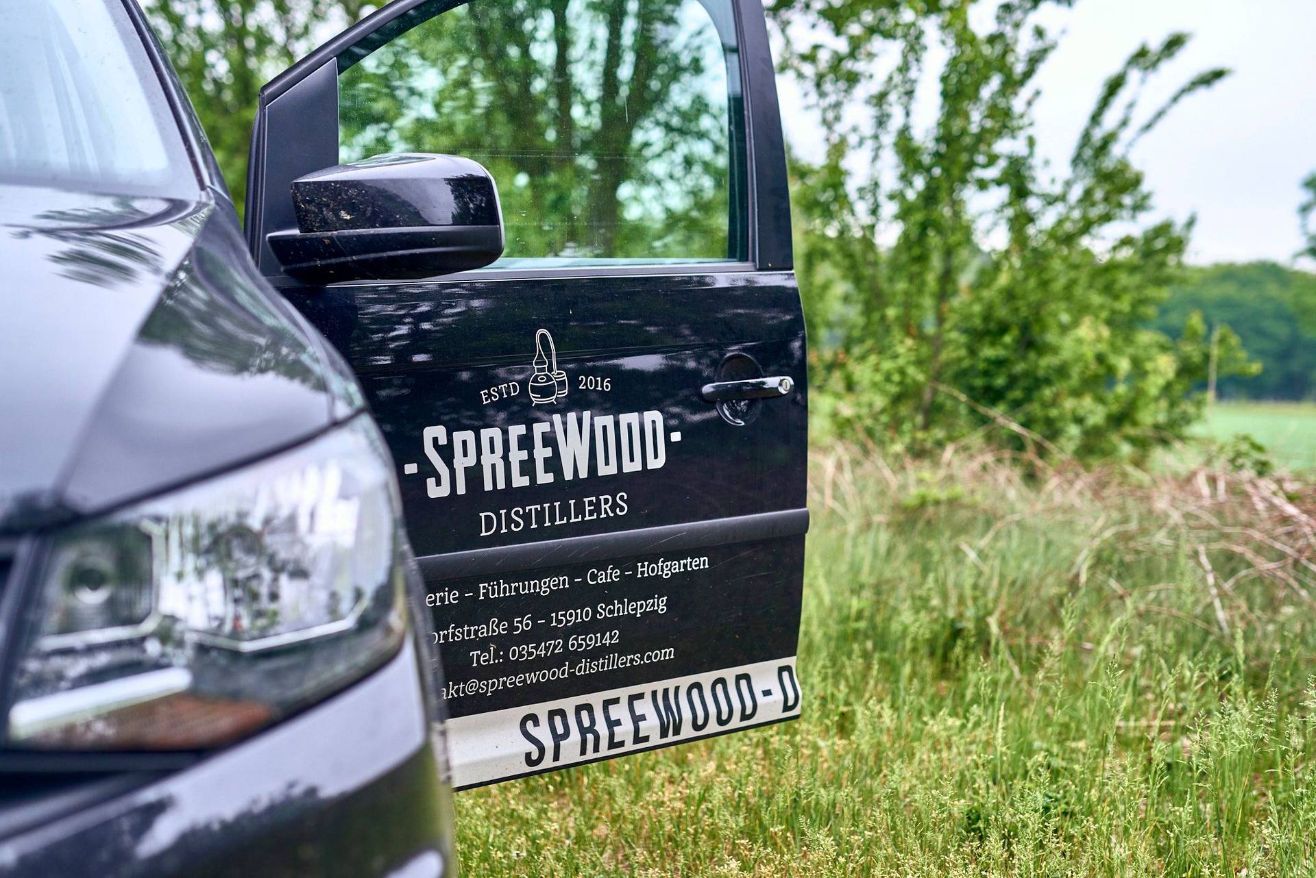 ein grünes roggenfeld bei den spreewood distillers in schlepzig