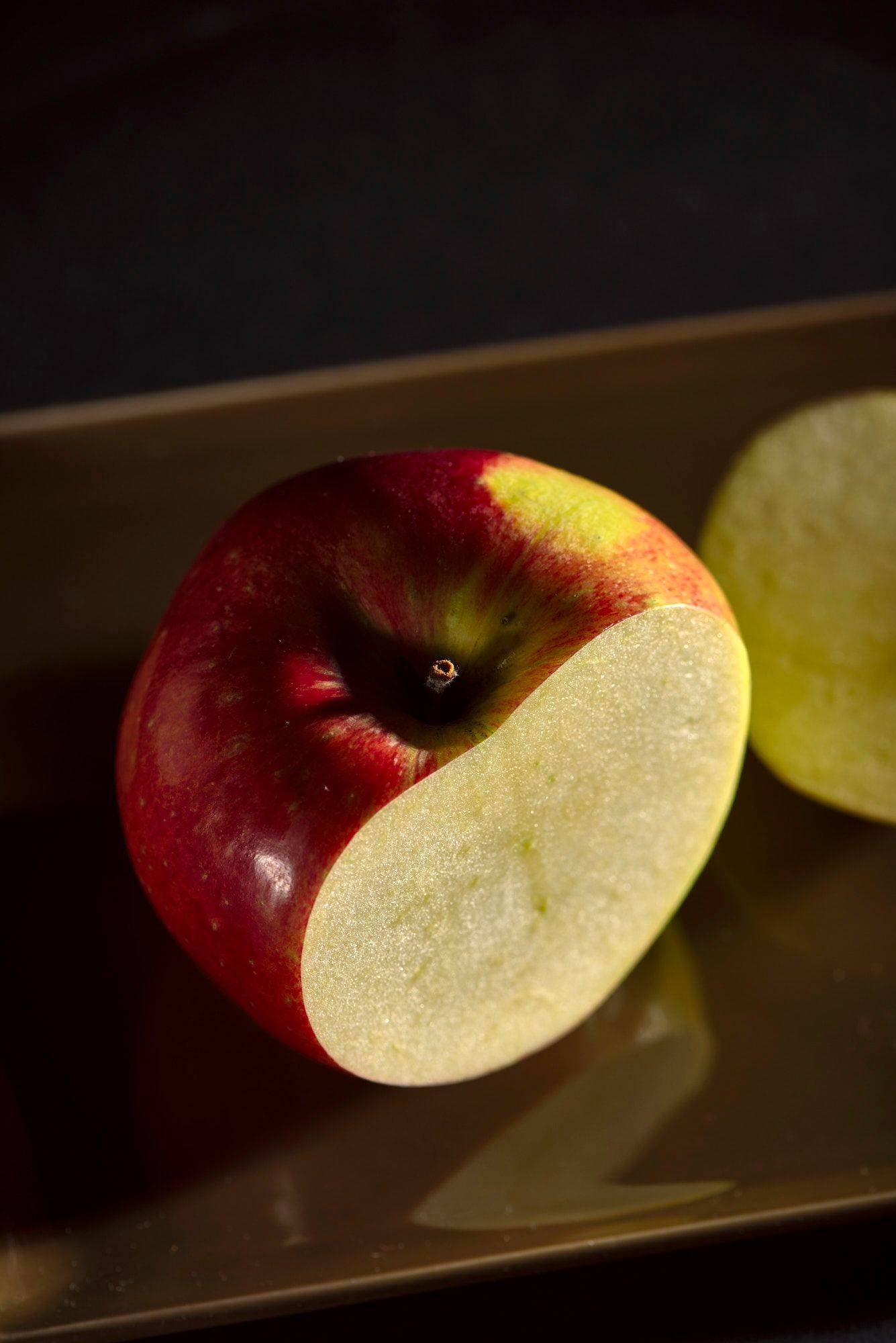 roter apfel vor schwarzem hintergrund