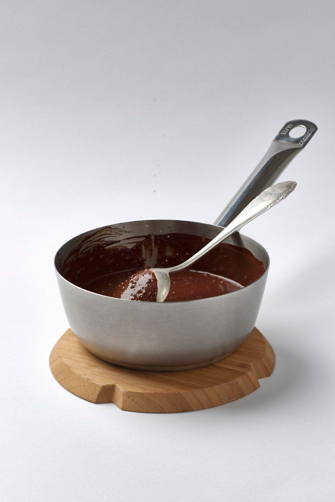 mole-sauce mole sauce in einem saucentopf mit weißem hintergrund
