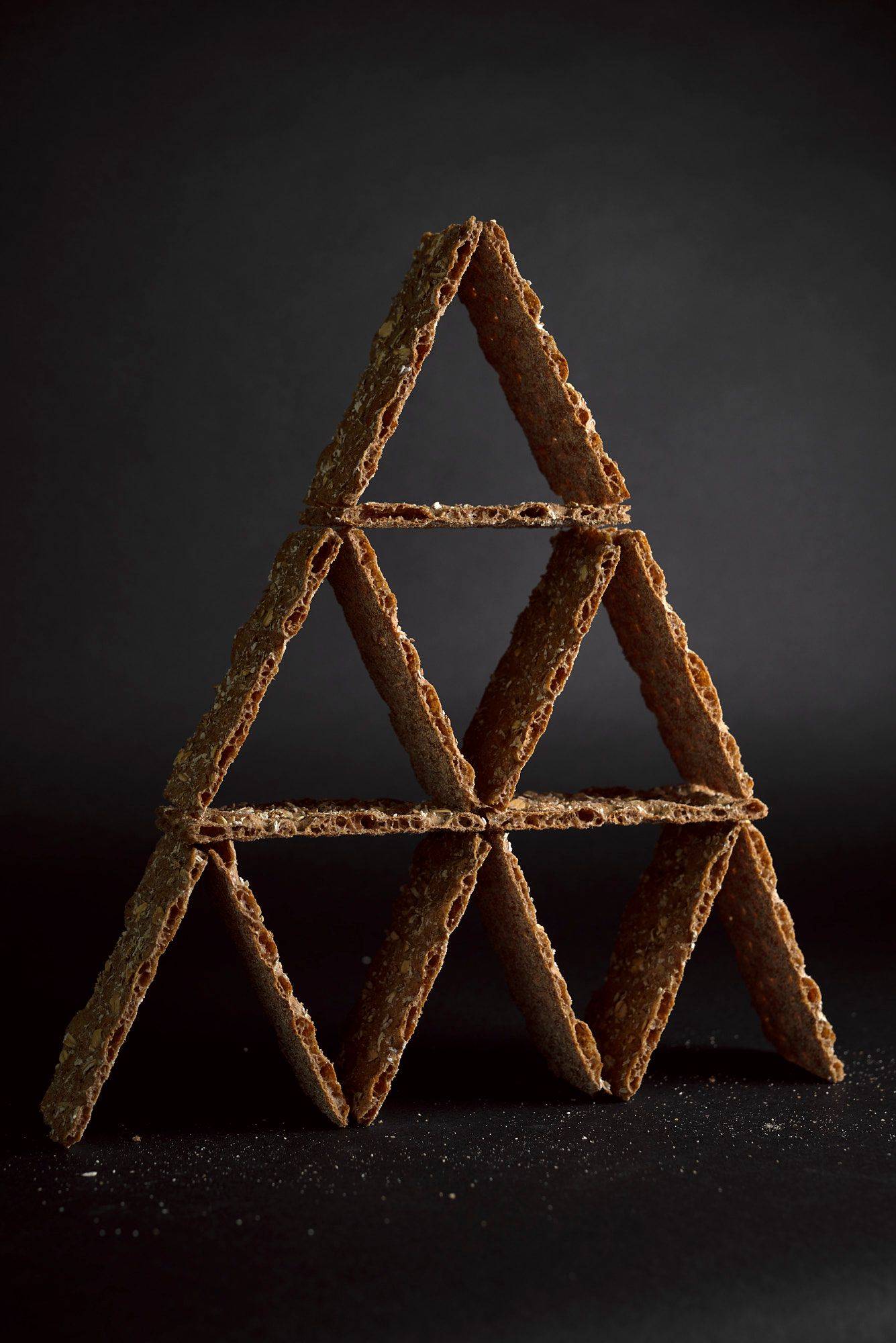 ein knäckebrot haus mit schwarzem hintergrund