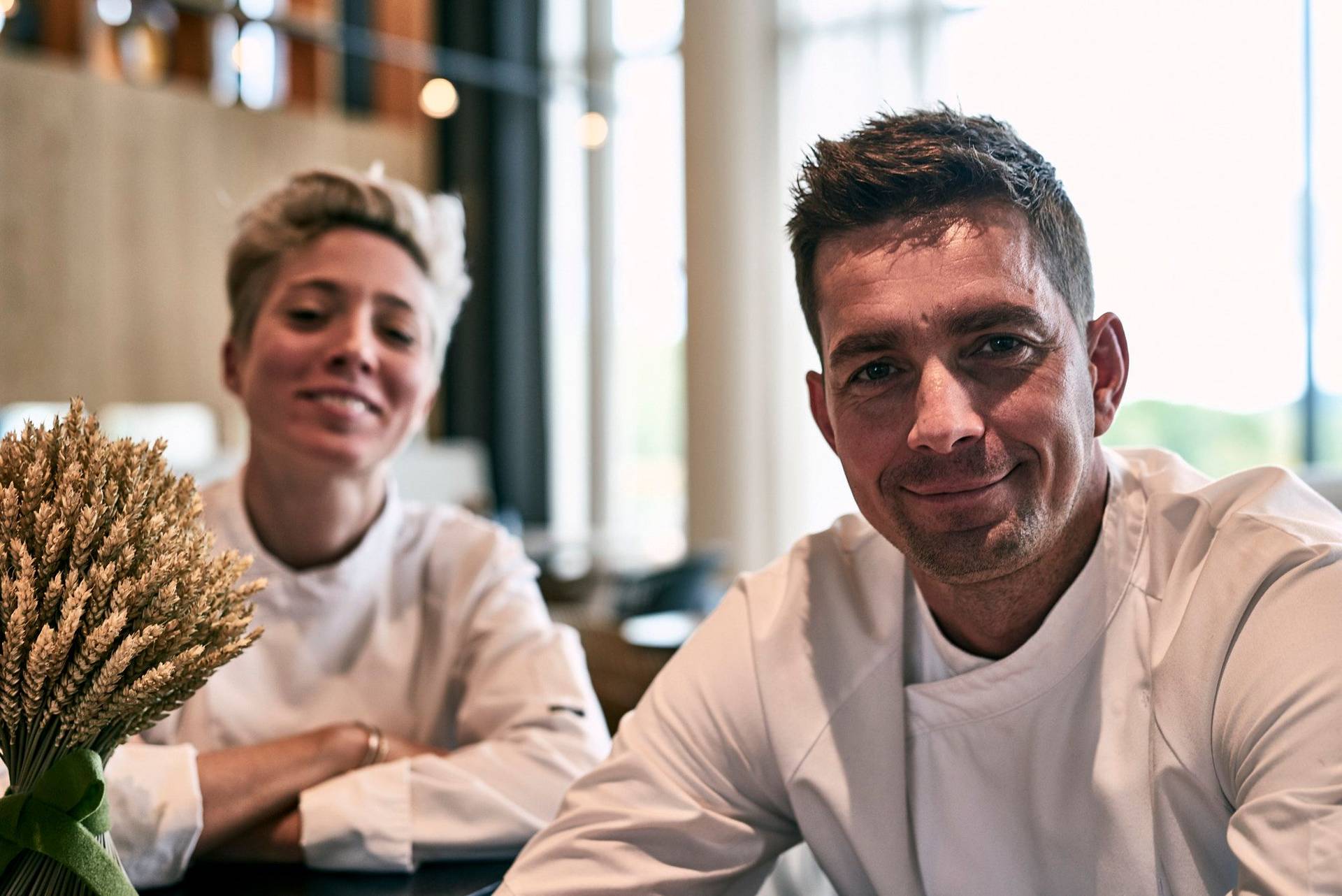 felix petrucco in der seezeitlodge am bostalsee kochen mit freunden