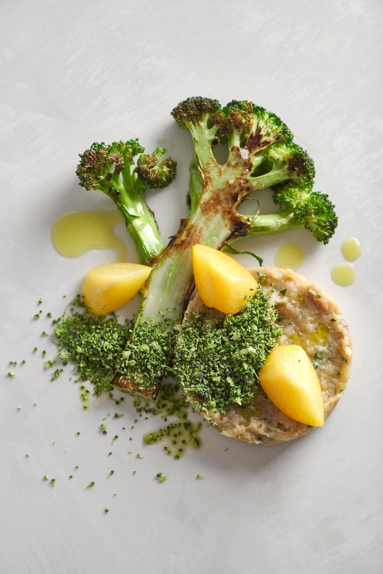 vegane migas mit geröstetem brokkoli und pflaumen pickles auf weißem sapienstone top