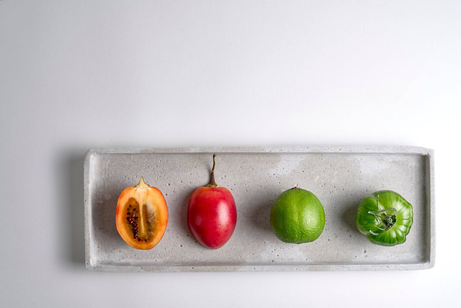 tomaten auf einer betonplatte mit weißem hintergrund