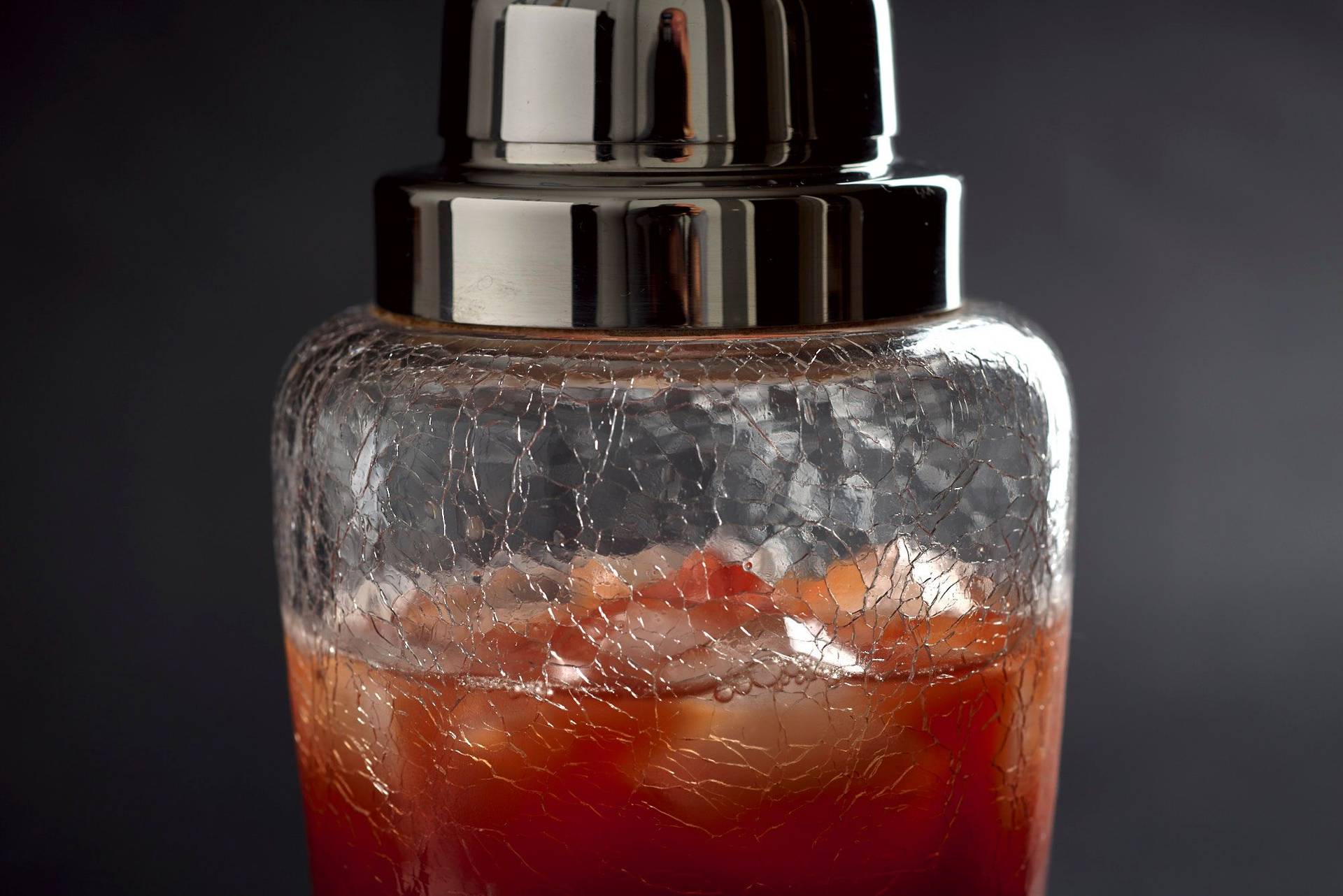 rauchiger paprika whisky sour cocktail vor schwarzem hintergrund