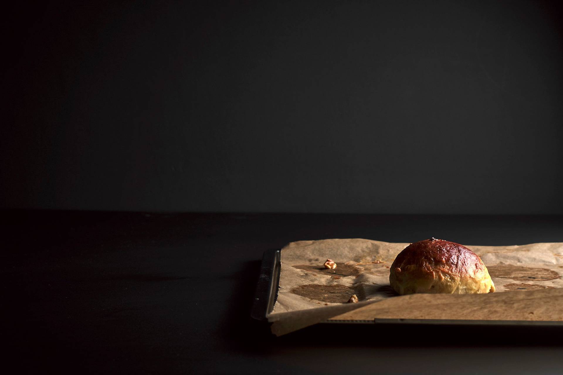 Brioche mit Walnüssen vor schwarzem Hintergrund