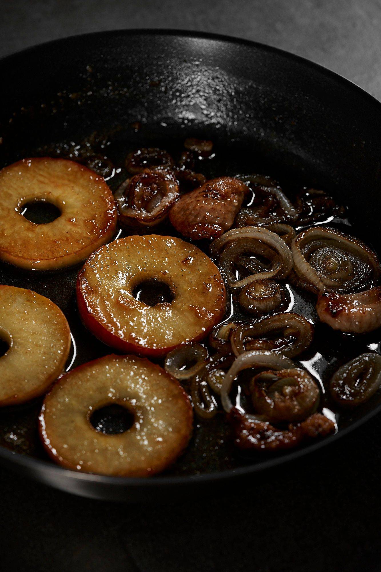 karamellisierte äpfel und zwiebeln in pfanne