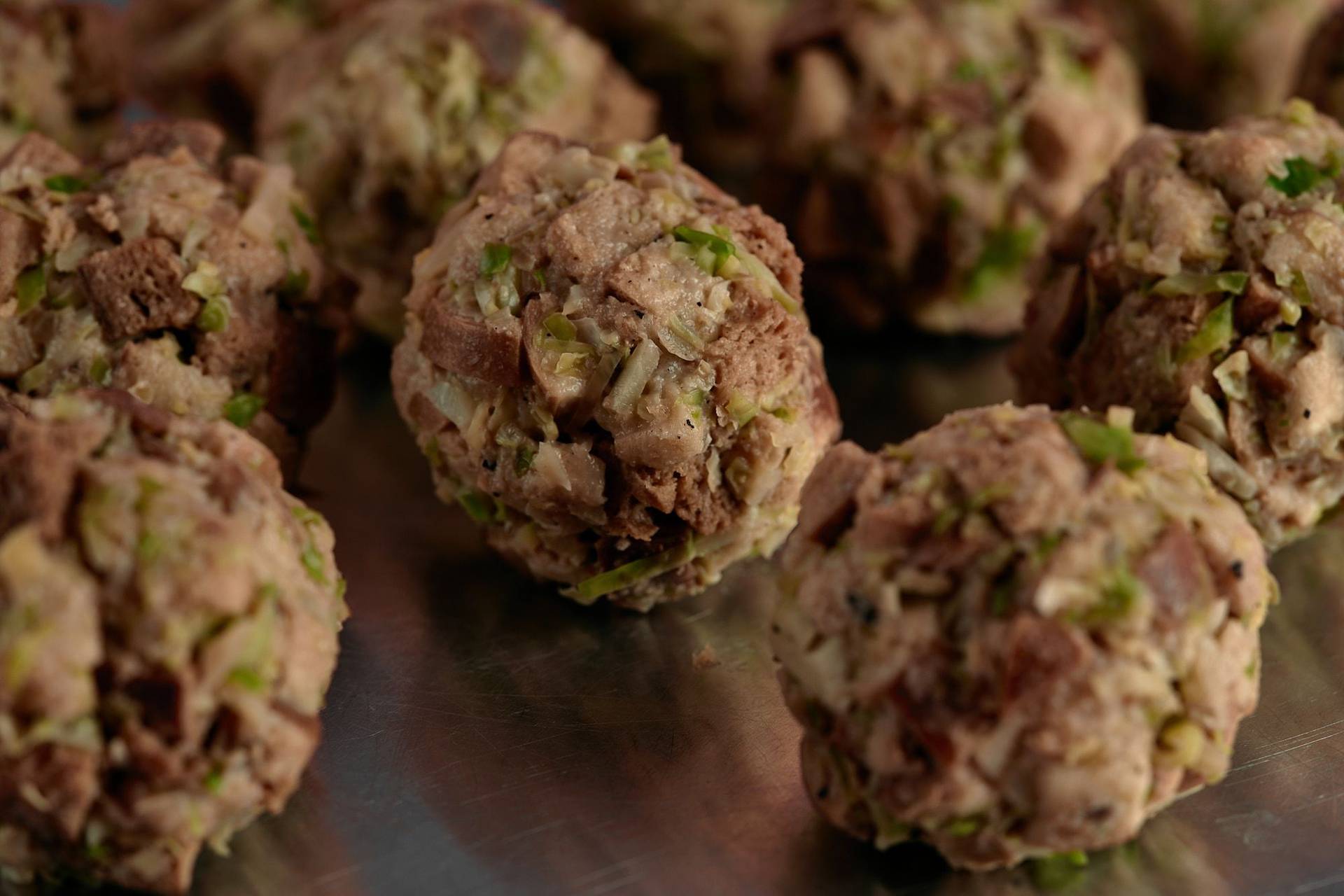 rohe vegane semmelknödel mit rosenkohl