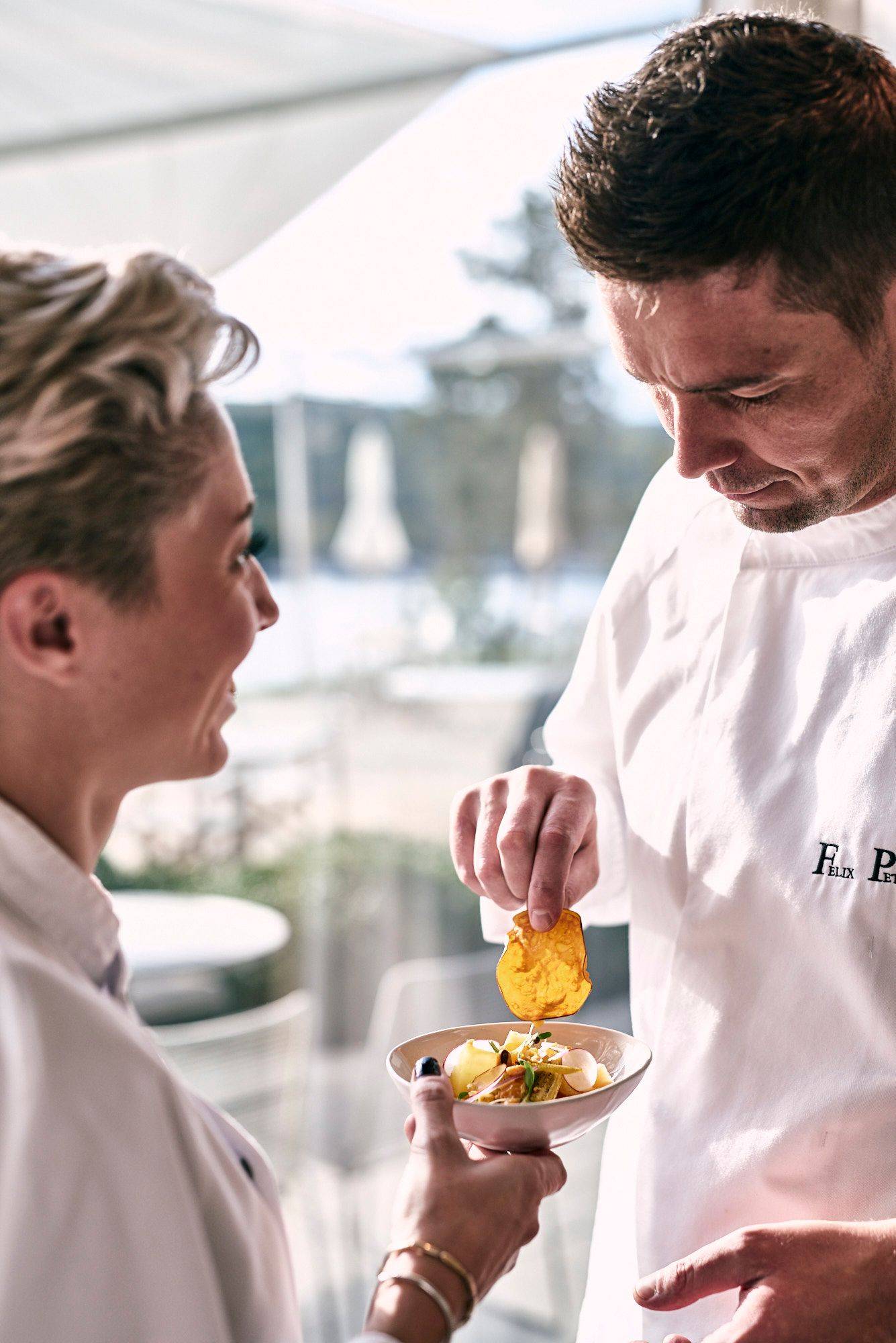 felix petrucco in der seezeitlodge am bostalsee kochen mit freunden