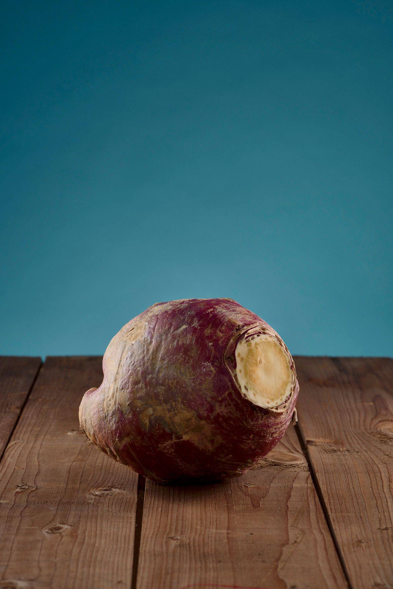 steckrübe mit holztisch und blauem hintergrund