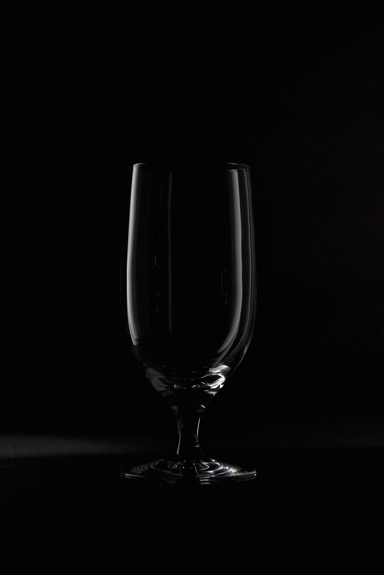 riedel veritas beer tulip on black background