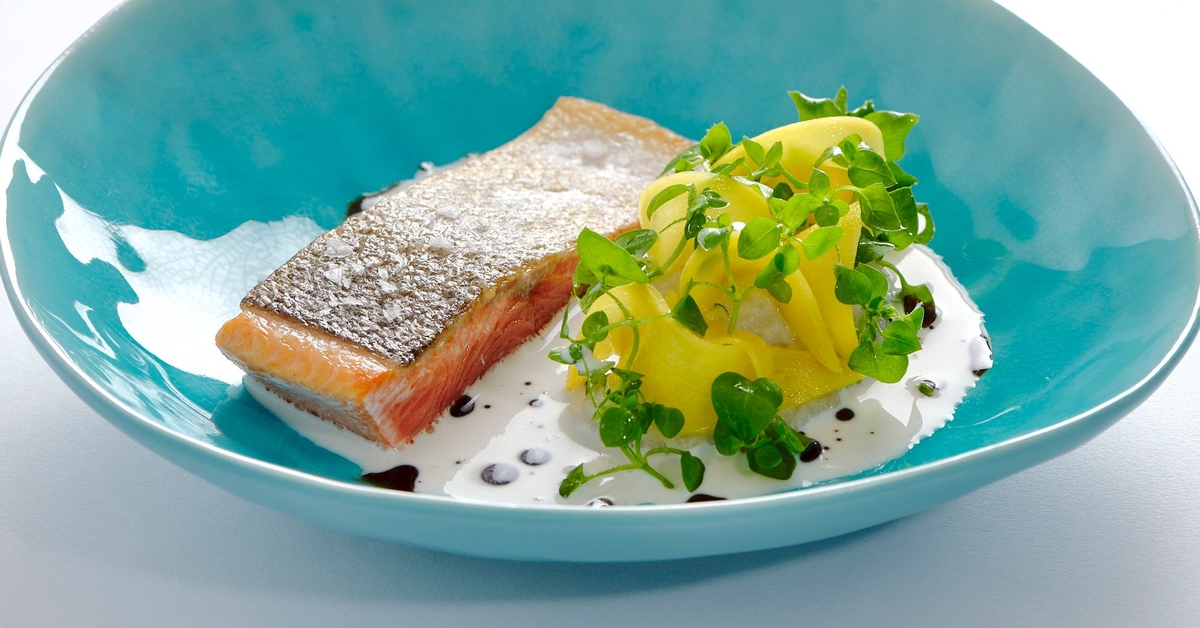 Knuspriger Lachs mit Schwarzwurzel, Kokosnuss Sud & Gewürz Kaffee ... Knuspriger Lachs mit Schwarzwurzel, Kokosnuss Sud & Gewürz Kaffee ...