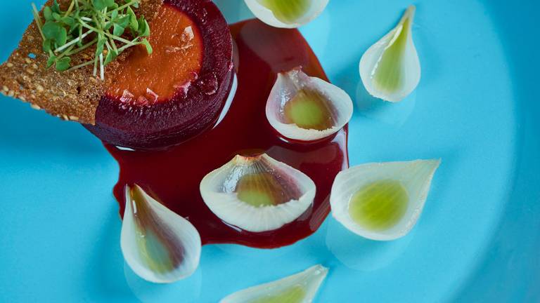 Gebackene Rote Beete mit Zwiebeln & Veganer Jus