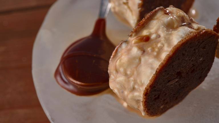 Sauerteig Eiscreme Sandwich mit Salzkaramell