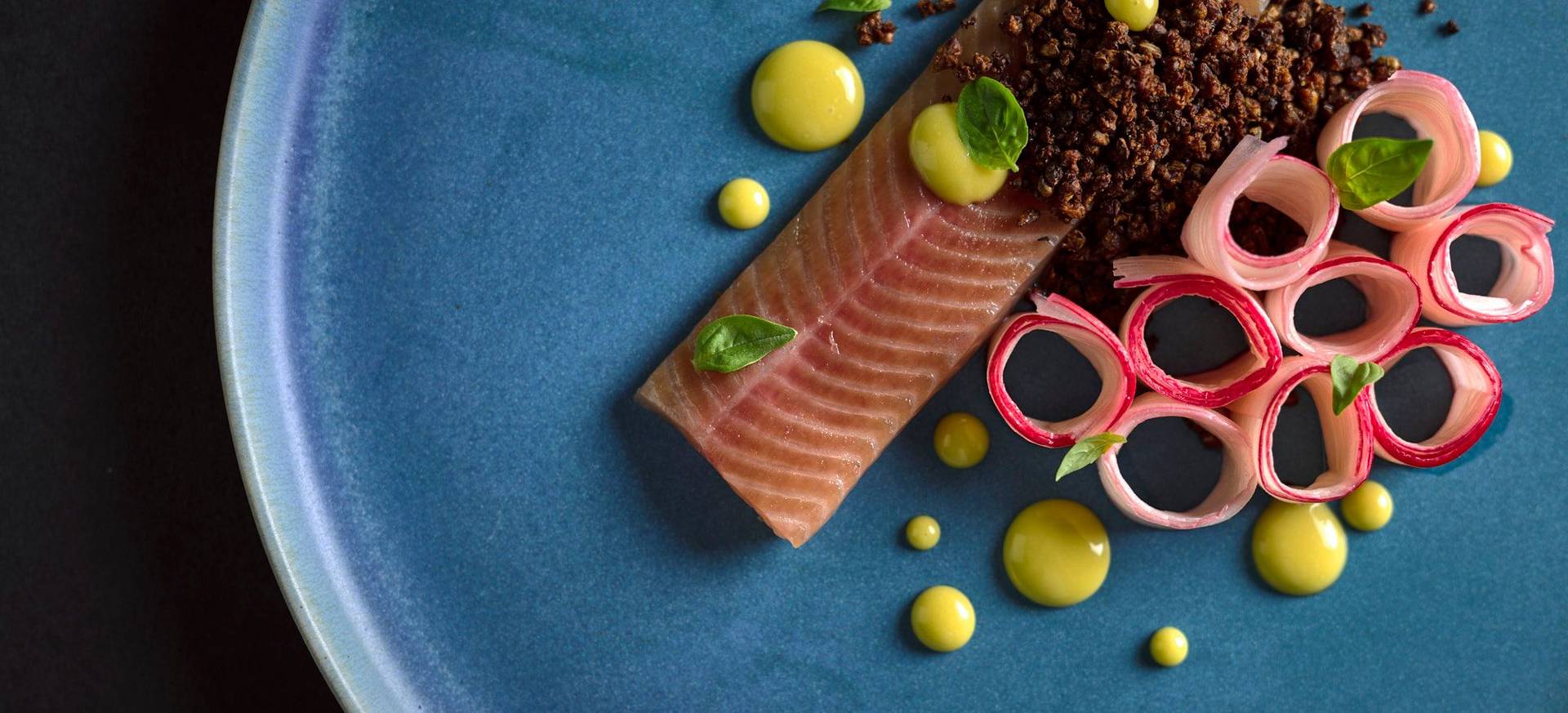 Basilikum & Orange Gebeizter Saibling mit Rhabarber und Tee Mayonnaise