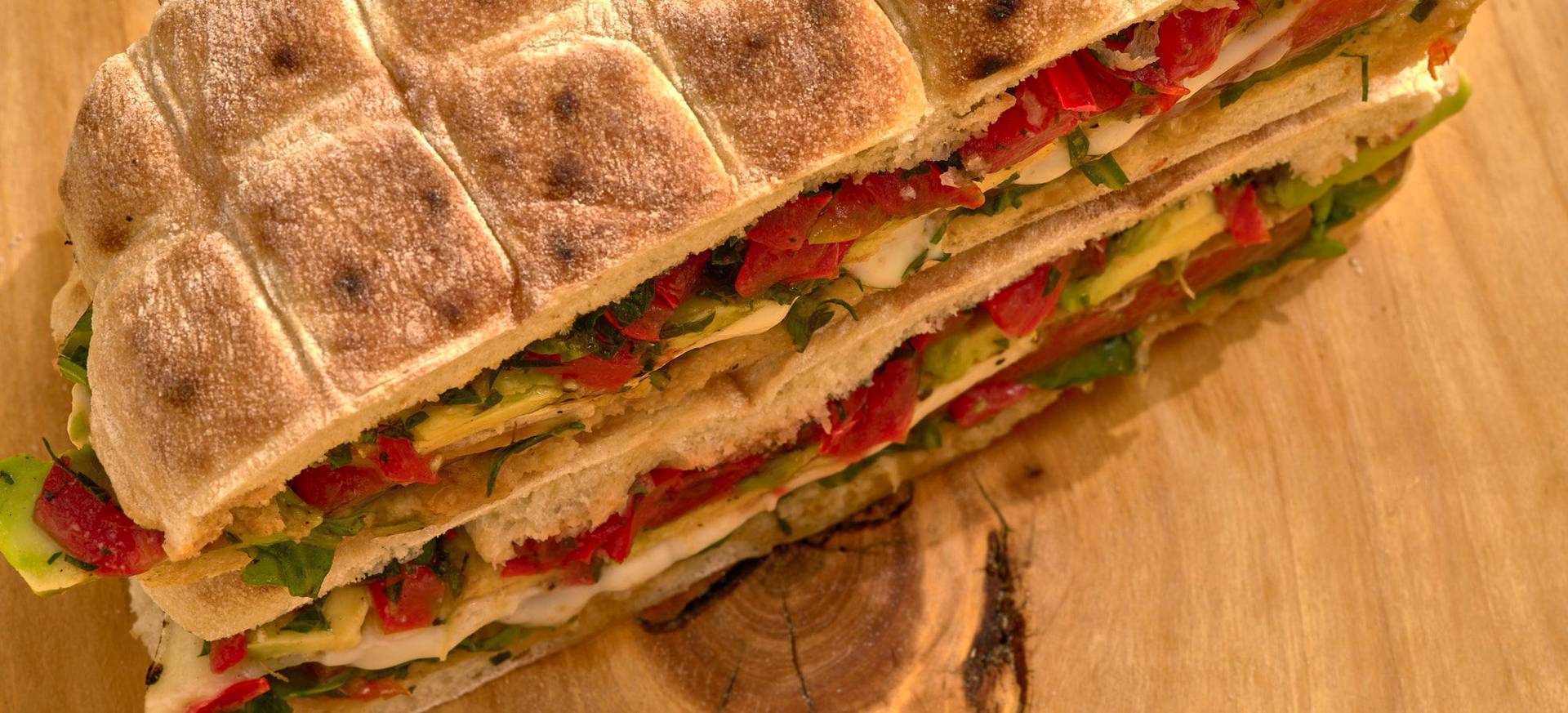 Vegetarisches Sandwich mit gegrillter Wassermelone