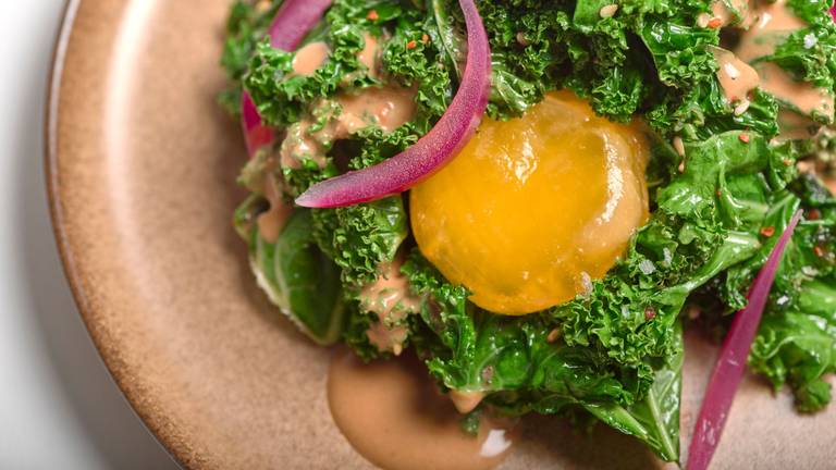 Grünkohl Salat mit Miso Eigelb & Hagebutte