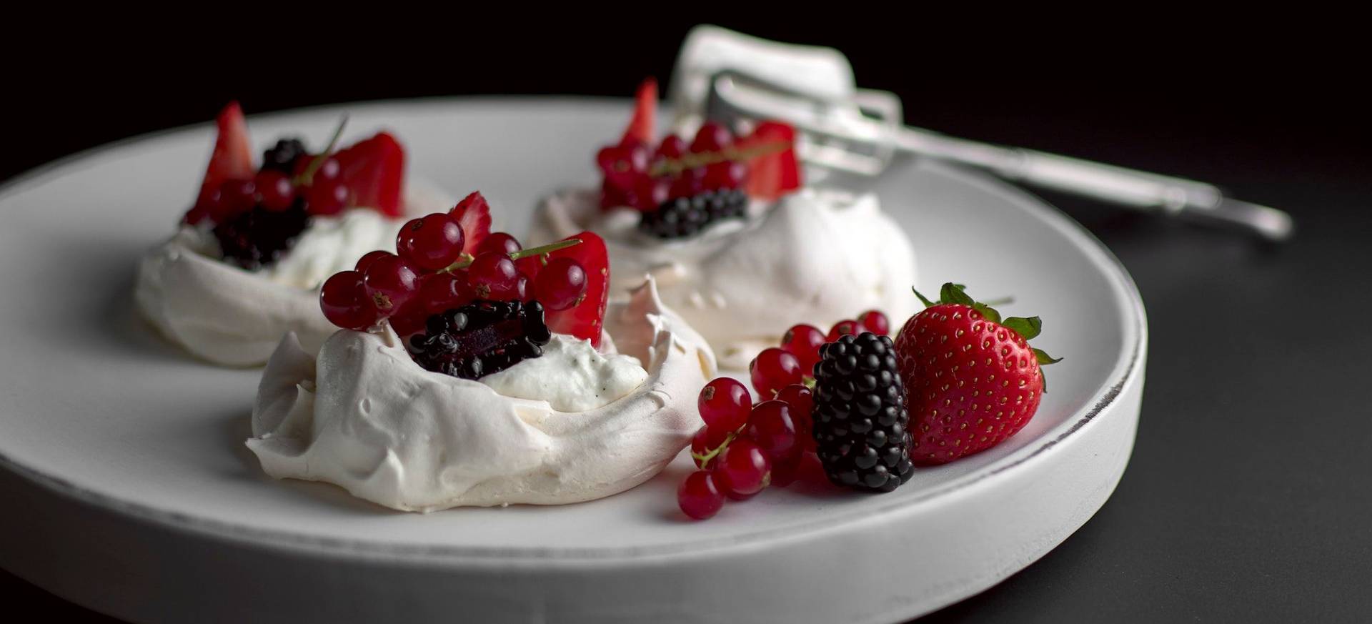 Pavlova Mit Beeren & salziger Sahne