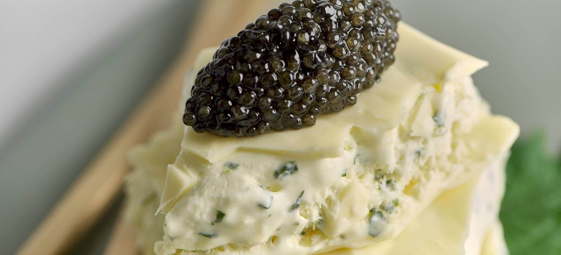 Shiso & Limetten Eiscreme-Sandwich mit Kaviar und Weisser Schokolade