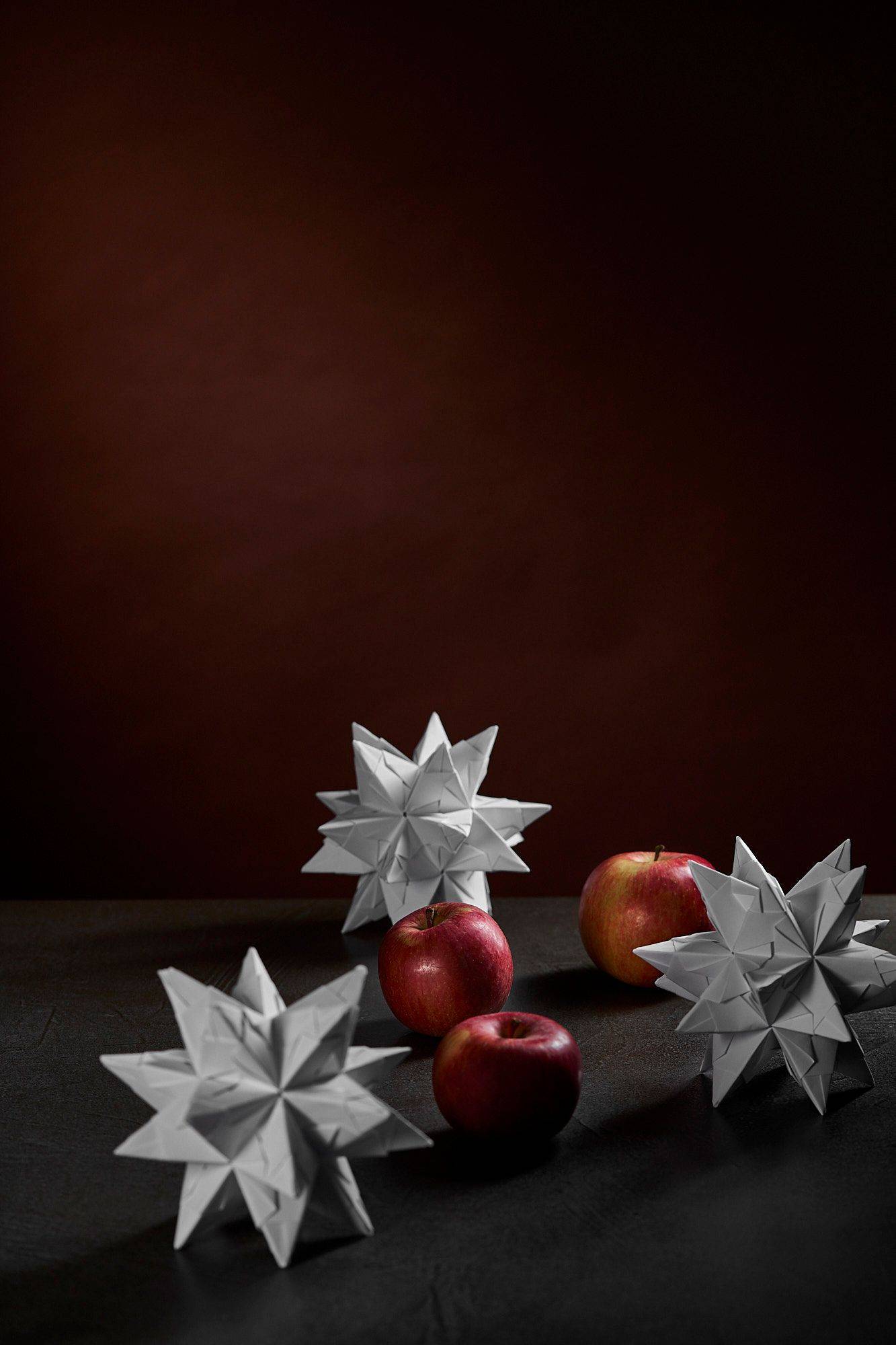 drei rote äpfel mit origami sternen