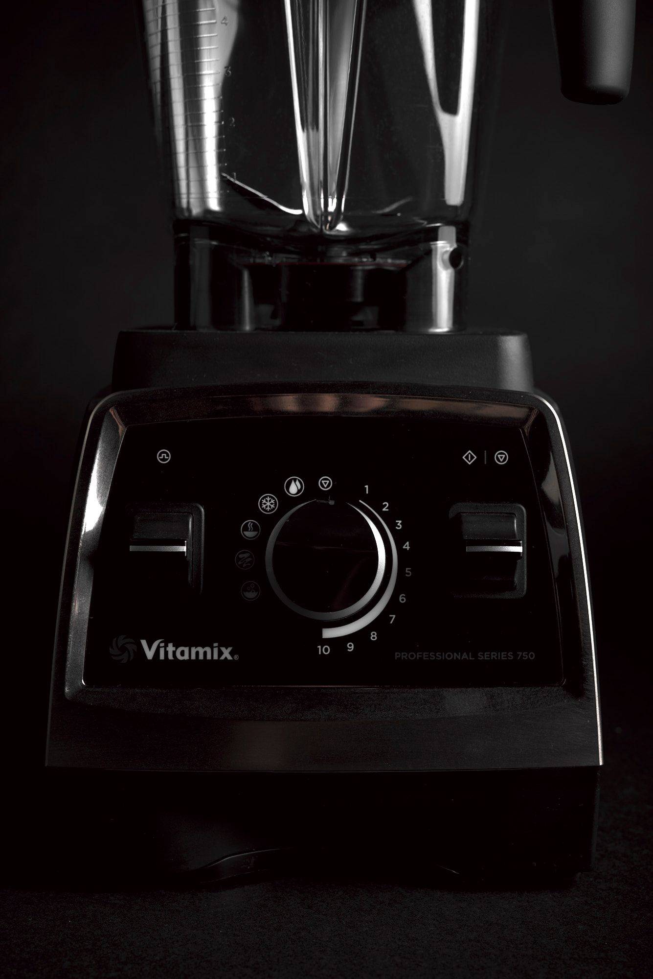 Vitamix Professional Series 750 Küchenmixer auf schwarzem Hintergrund