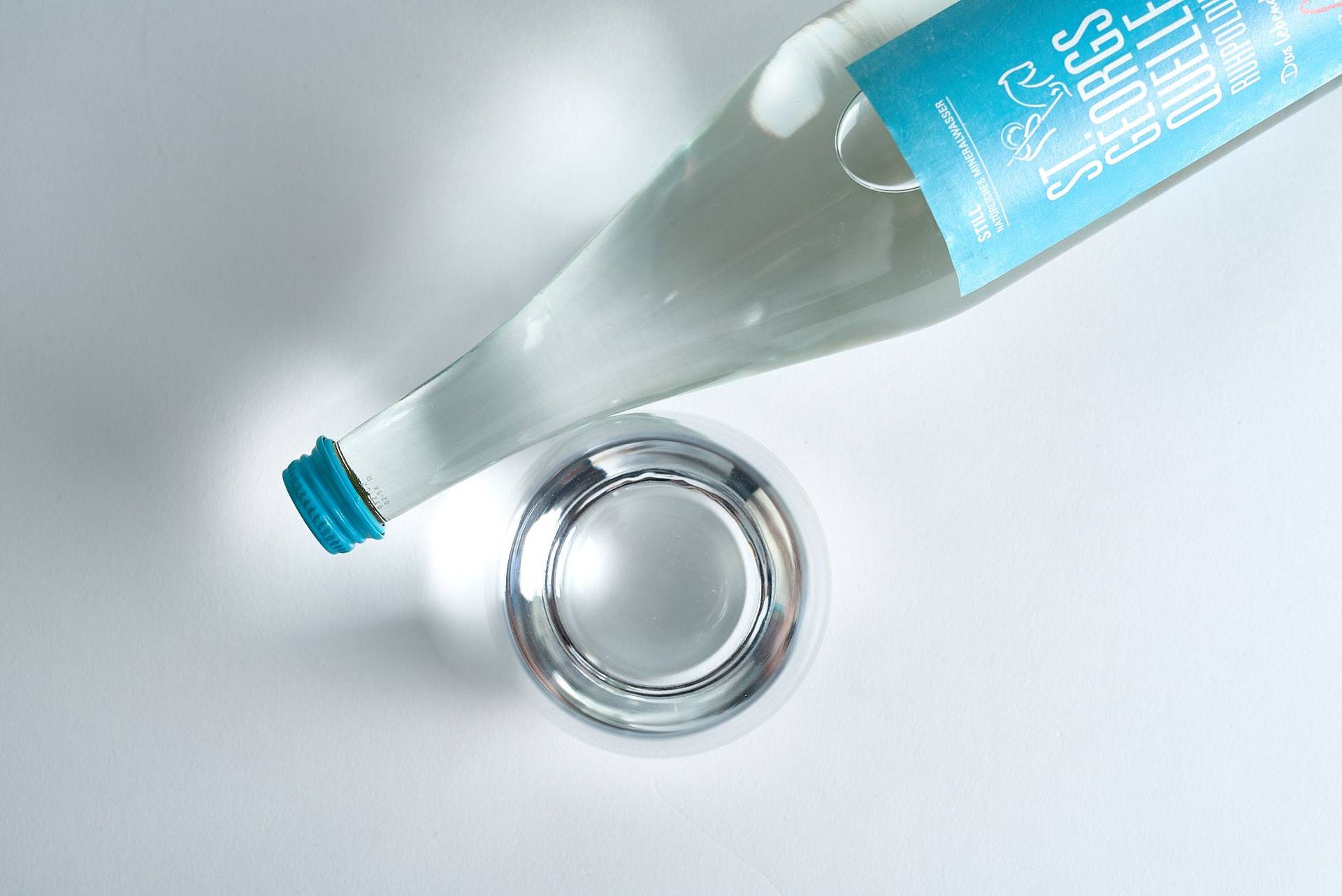 mineralwasser mineralwasser-flasche-und-glas-auf-weissem-hintergrund