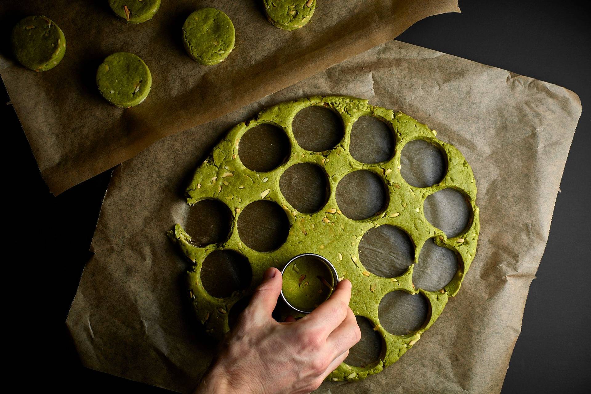 herstellung von grünen matcha scones auf schwarzem hintergrund