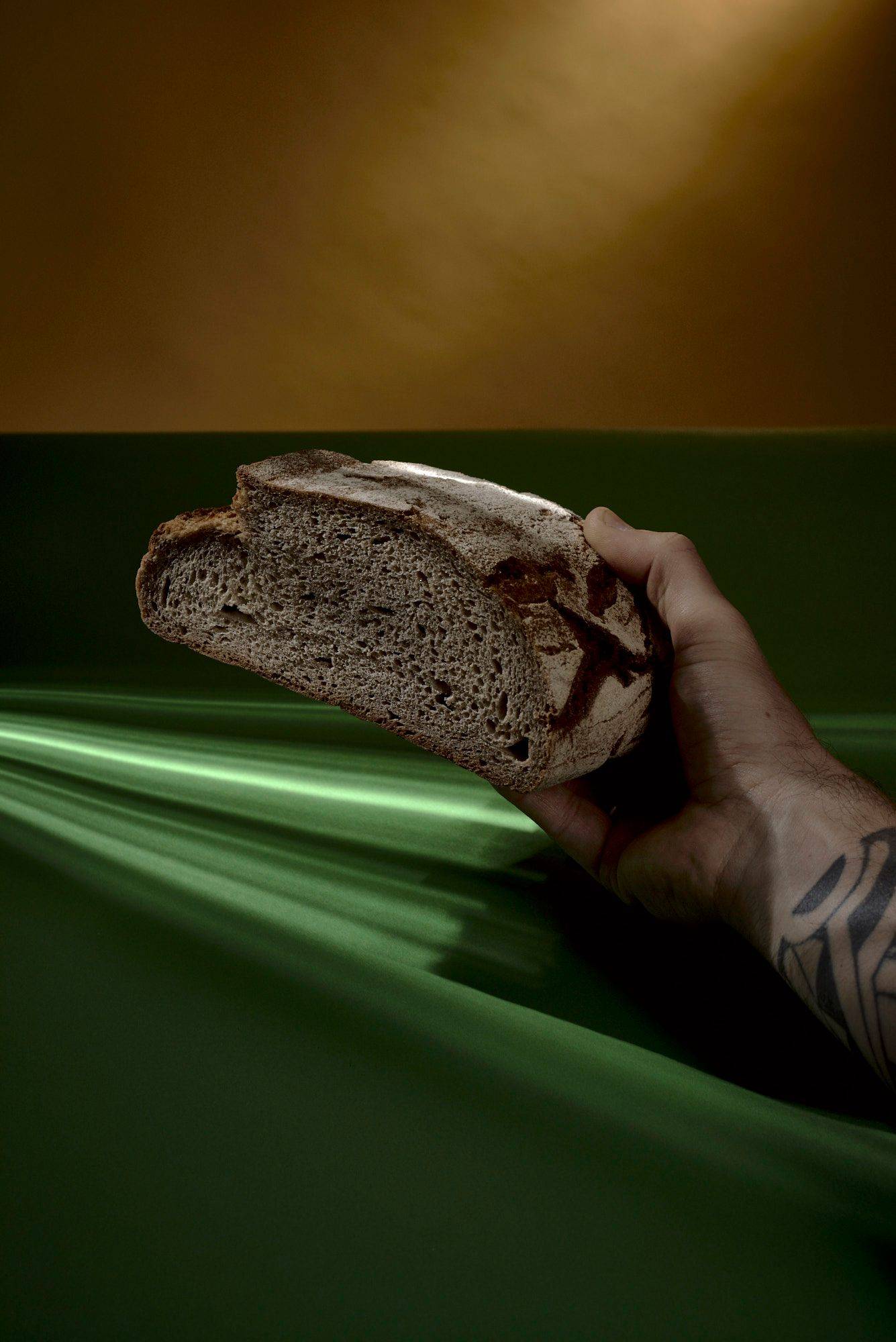 ein laib sauerteigbrot mit grün gelbem hintergrund