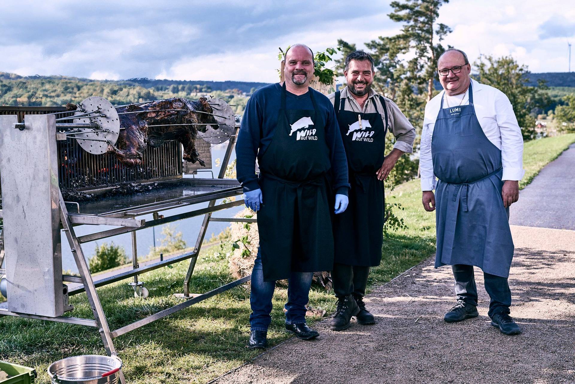 stefan knop at seezeitlodge at bostalsee cooking with friends