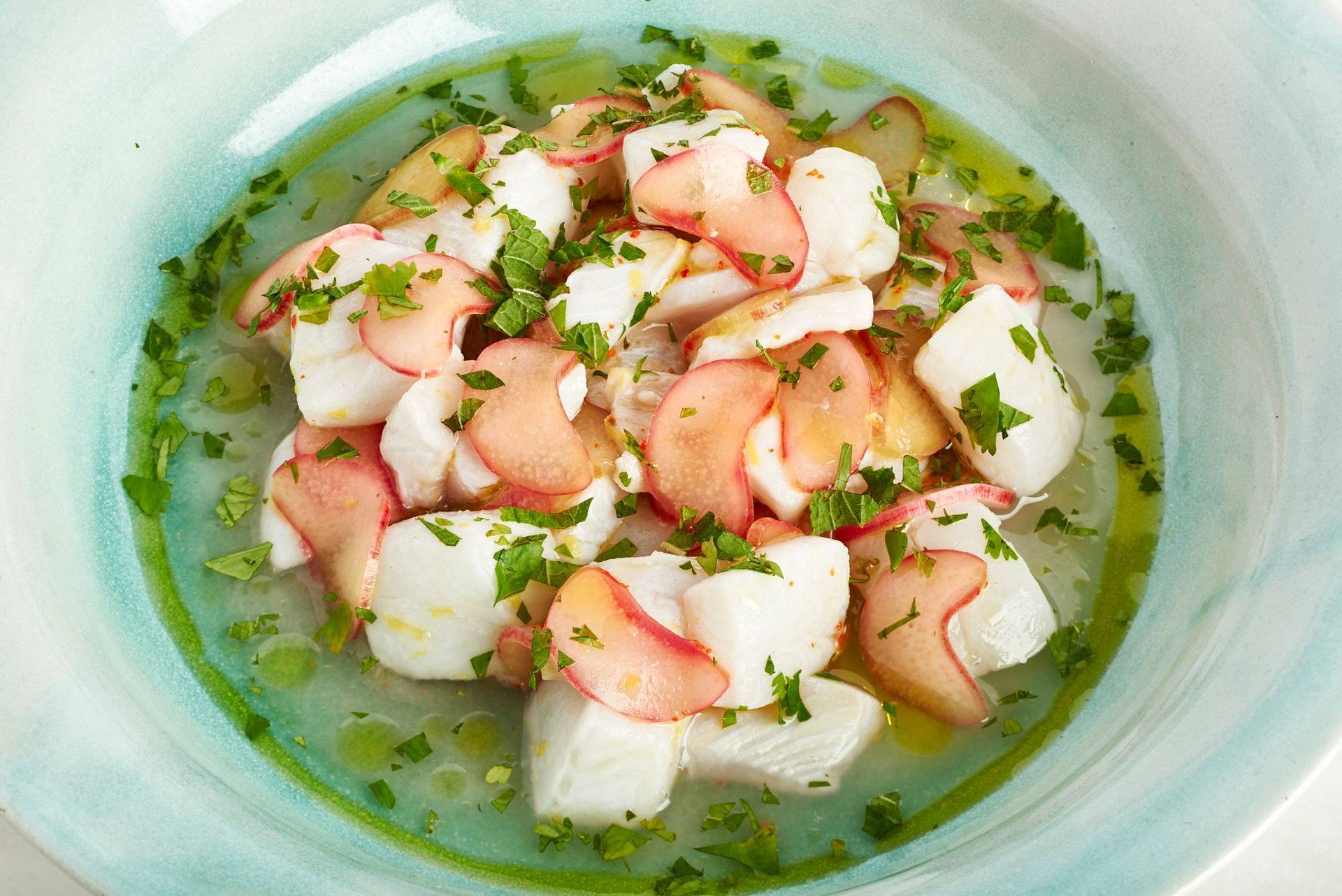 rhabarber ceviche in eienm türkisen teller