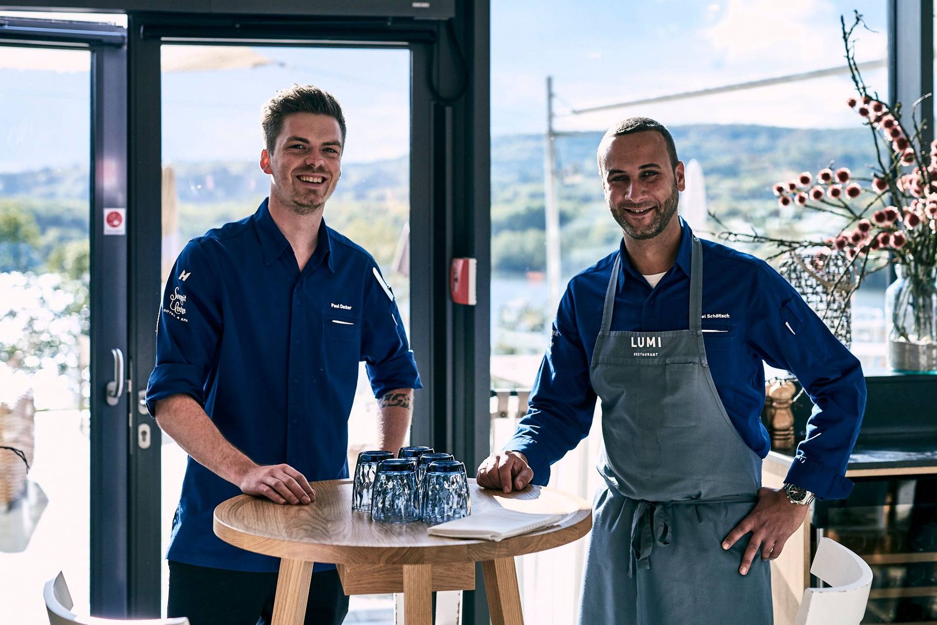 daniel schöfisch at seezeitlodge at bostalsee cooking with friends