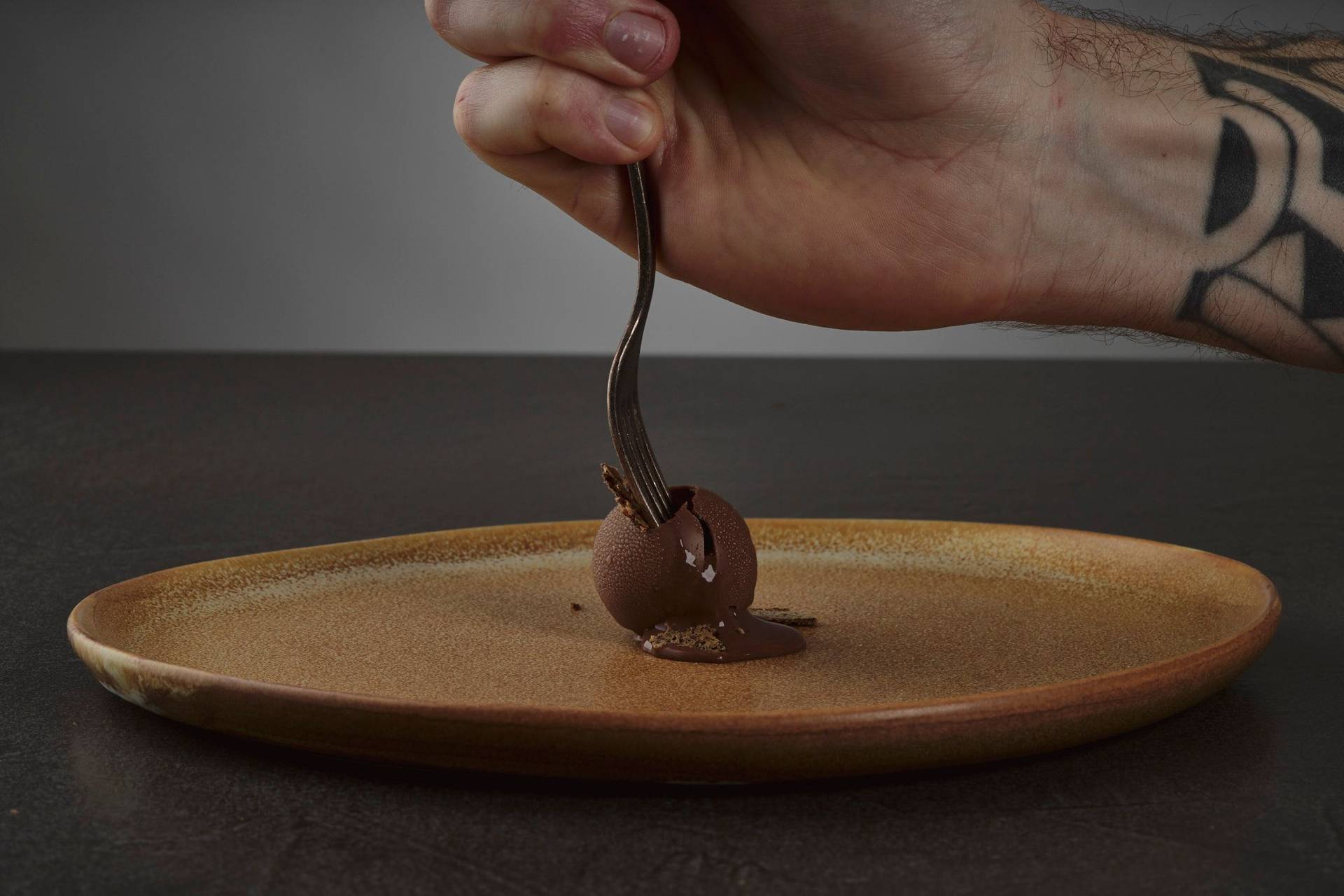 schokoladen-und-roggen-trueffel-pralinen schokoladen und roggen trueffel pralinen auf einem braunen keramikteller mit grauem sapienstone top