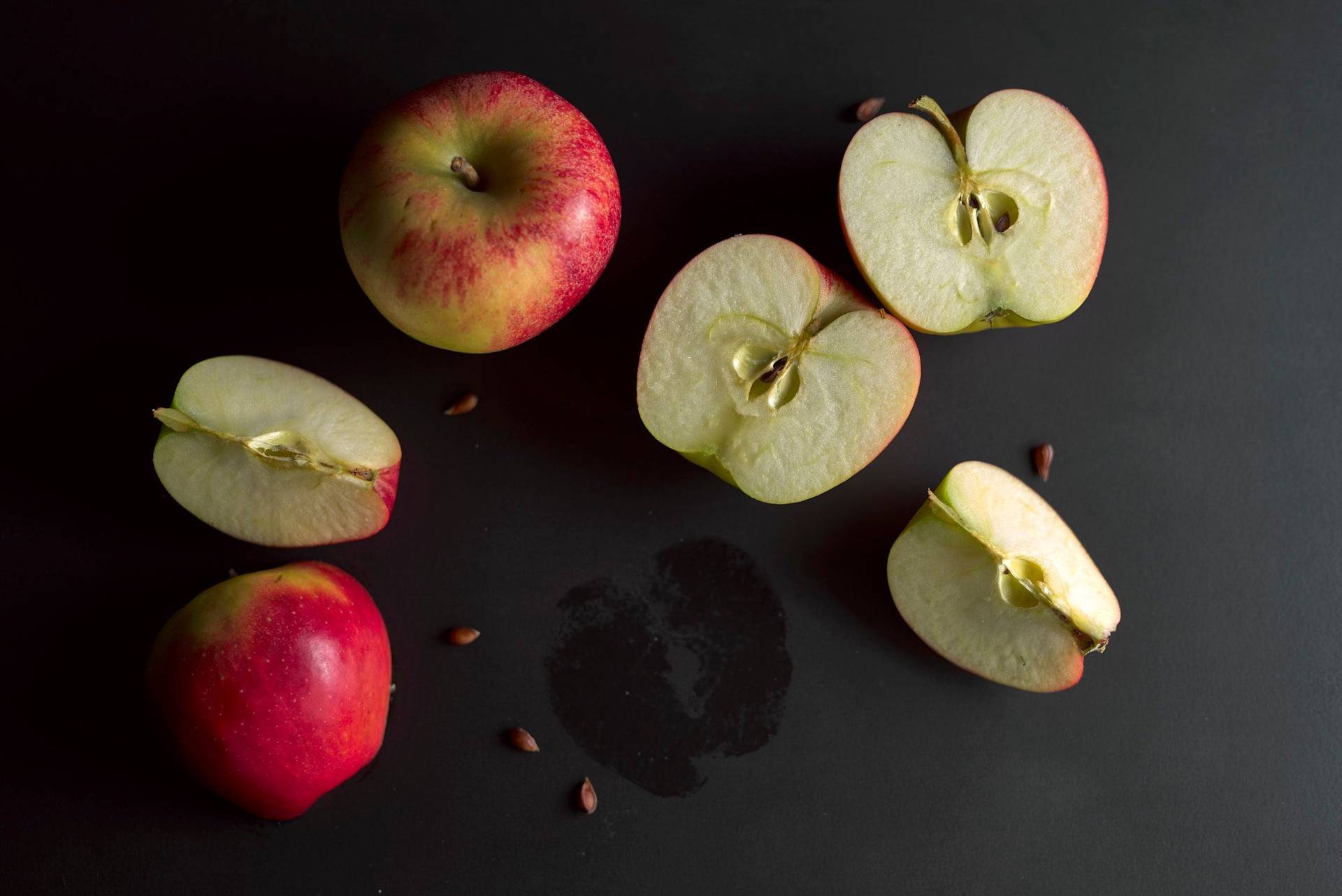 rote äpfel mit schwarzem hintergrund