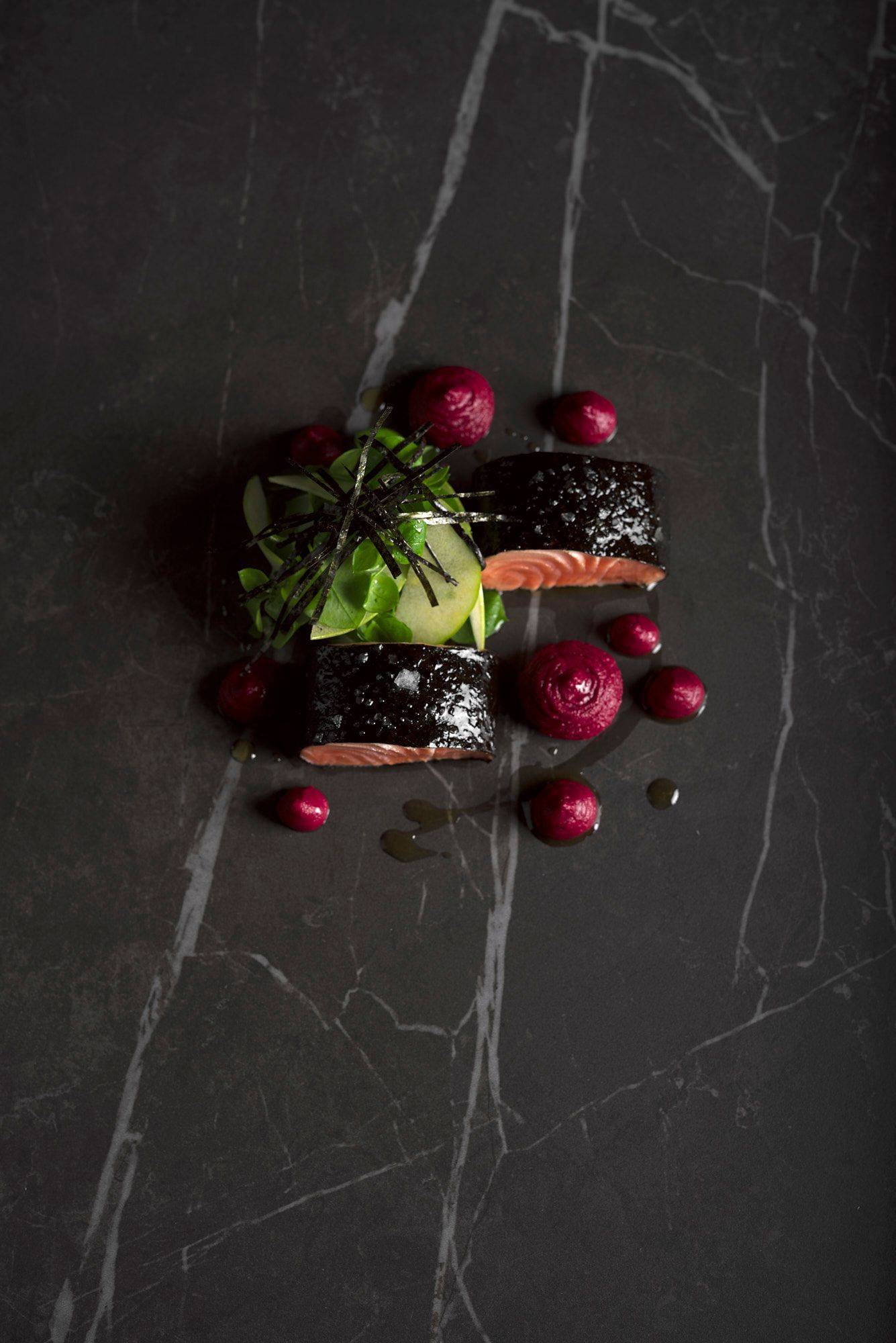 confierter-lachs-mit-rote-beete-hummus confierter lachs mit rote beete hummus auf grauem sapienstone top