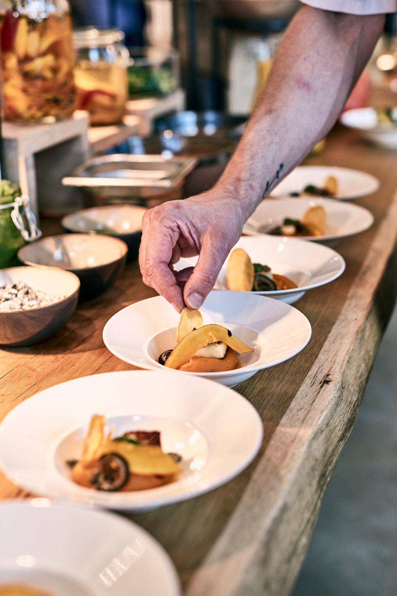 johannes schröder at seezeitlodge at bostalsee cooking with friends