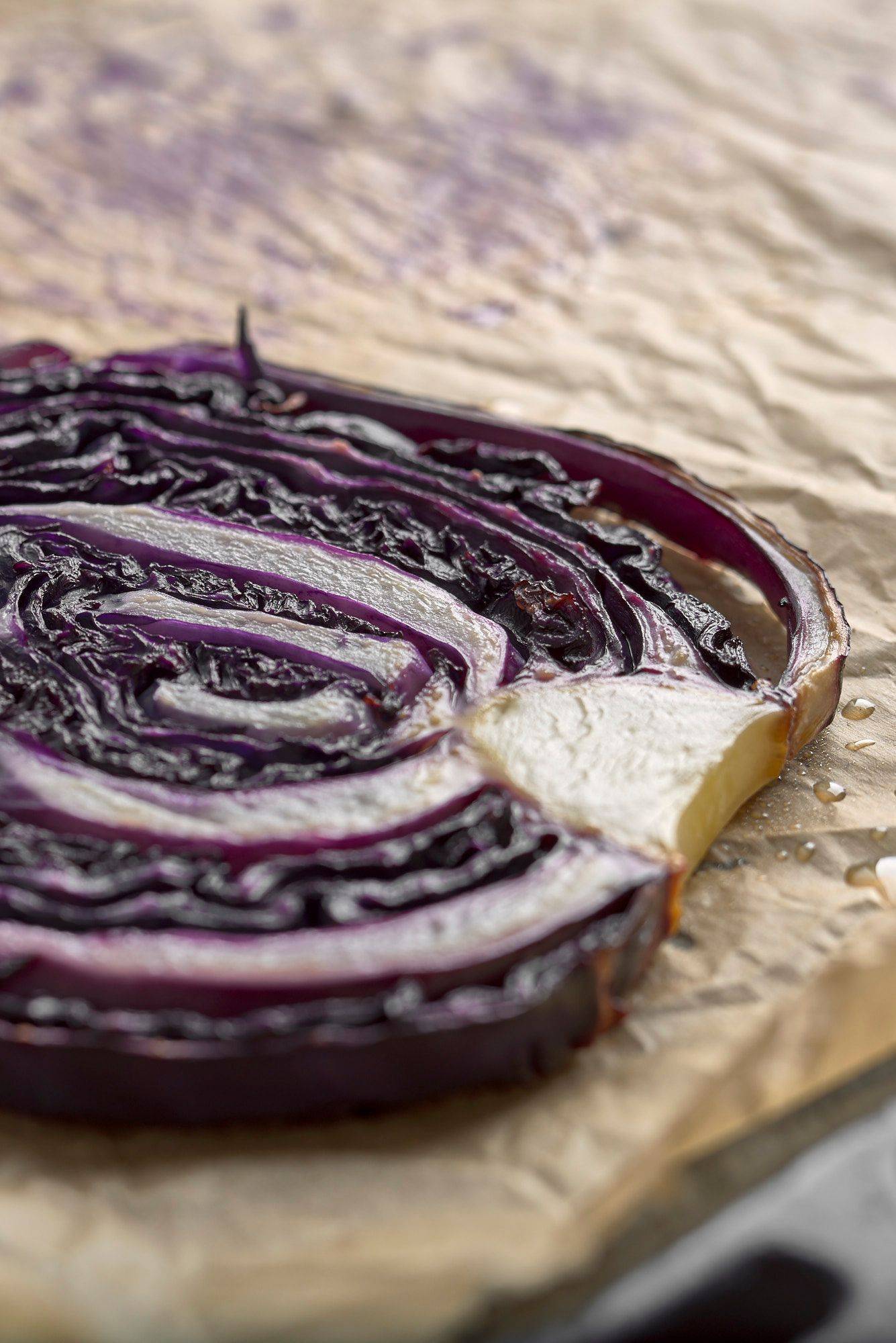 gebackene rotkohl steaks auf einem backblech