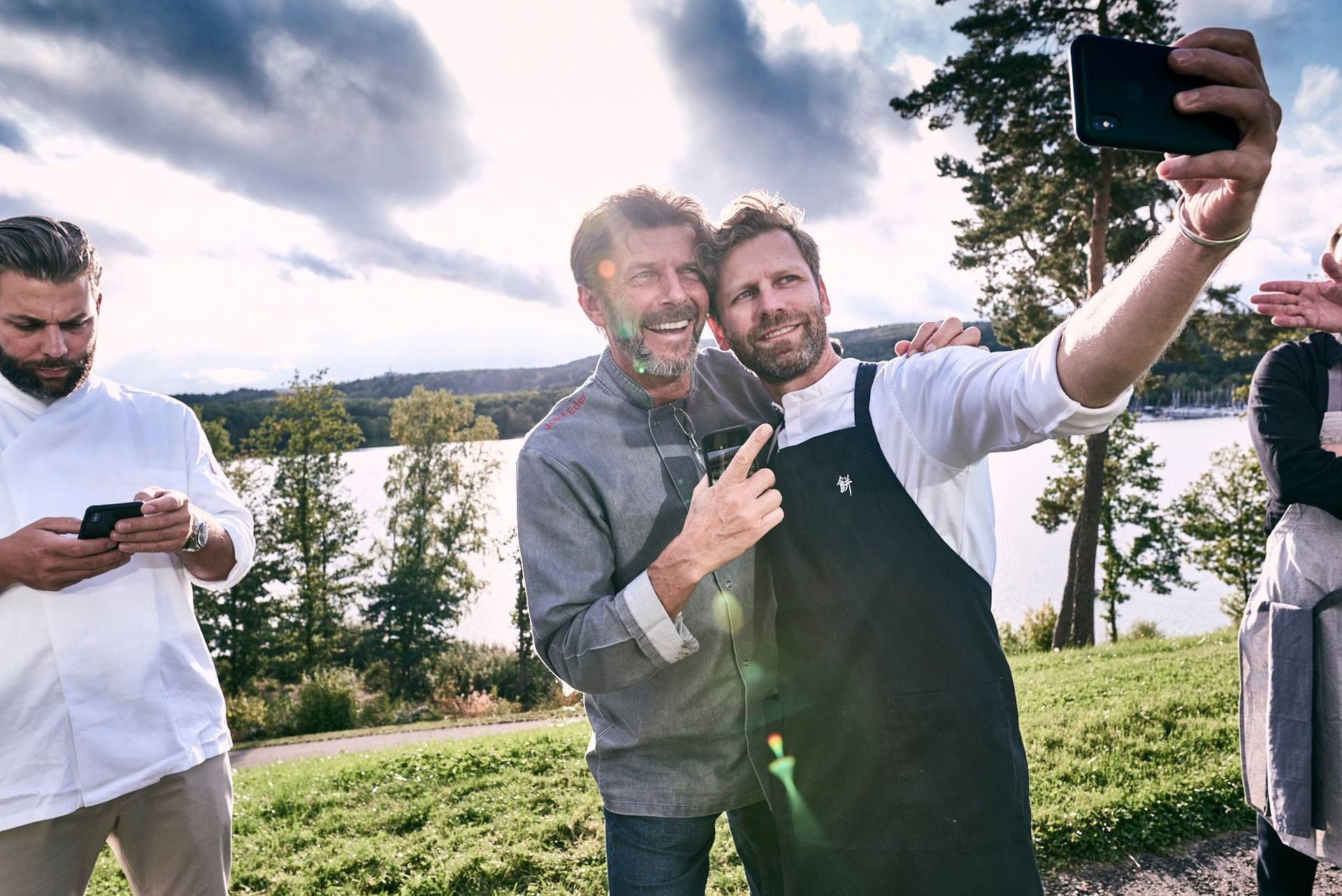 köche in der seezeitlodge am bostalsee kochen mit freunden