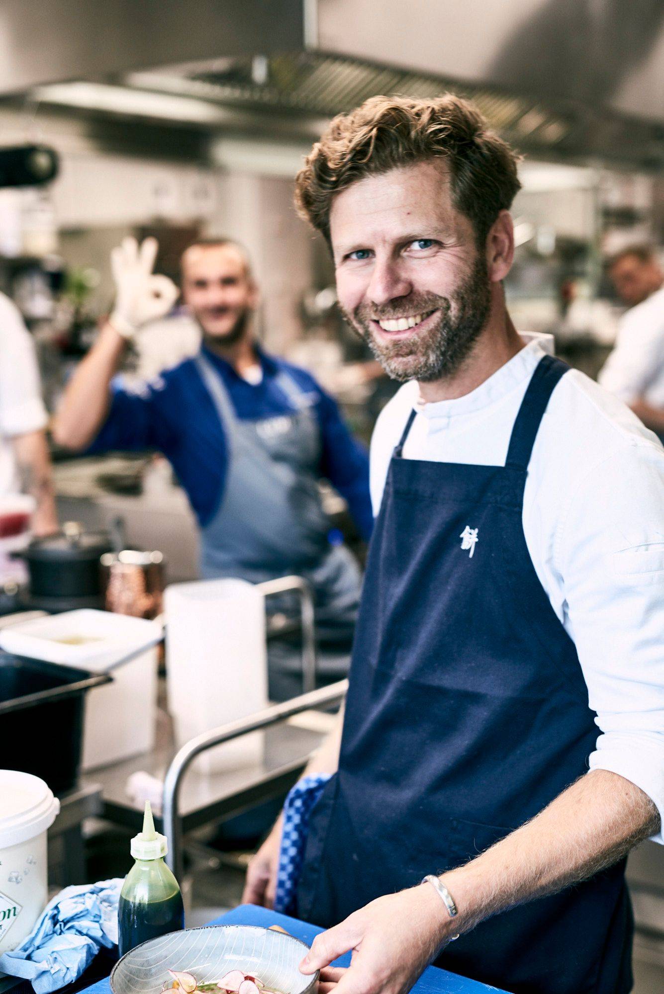 eduard dimant in der seezeitlodge am bostalsee kochen mit freunden