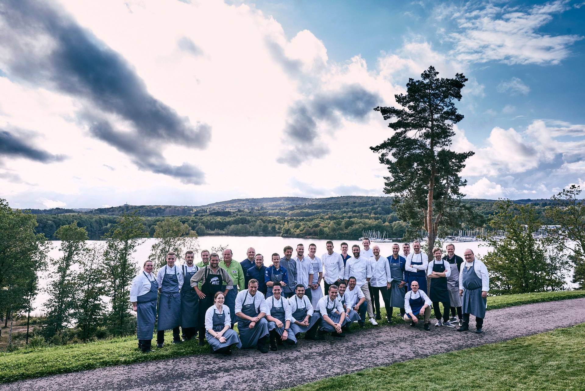 köche in der seezeitlodge am bostalsee kochen mit freunden