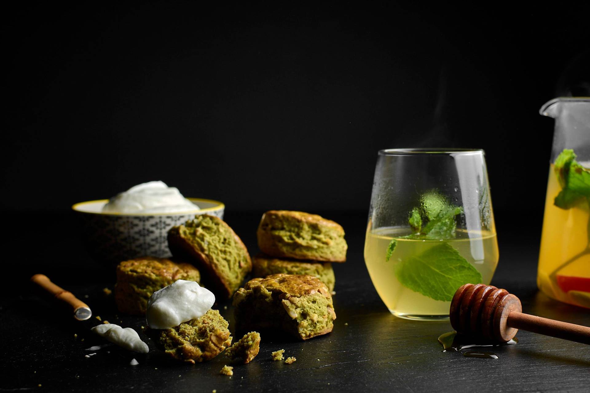 gruene matcha scones zur teatime auf schwarzem hintergrund