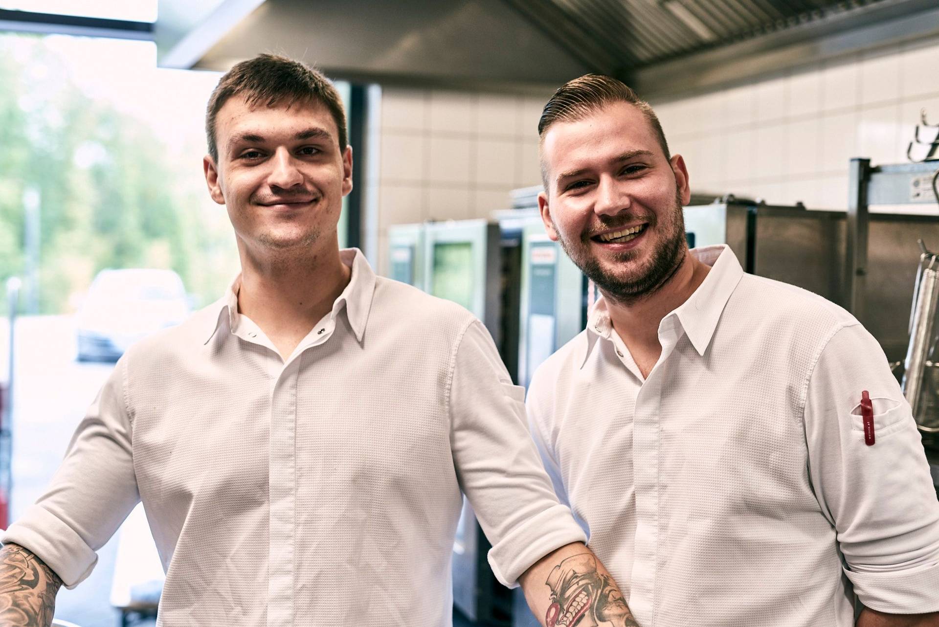 köche in der seezeitlodge am bostalsee kochen mit freunden