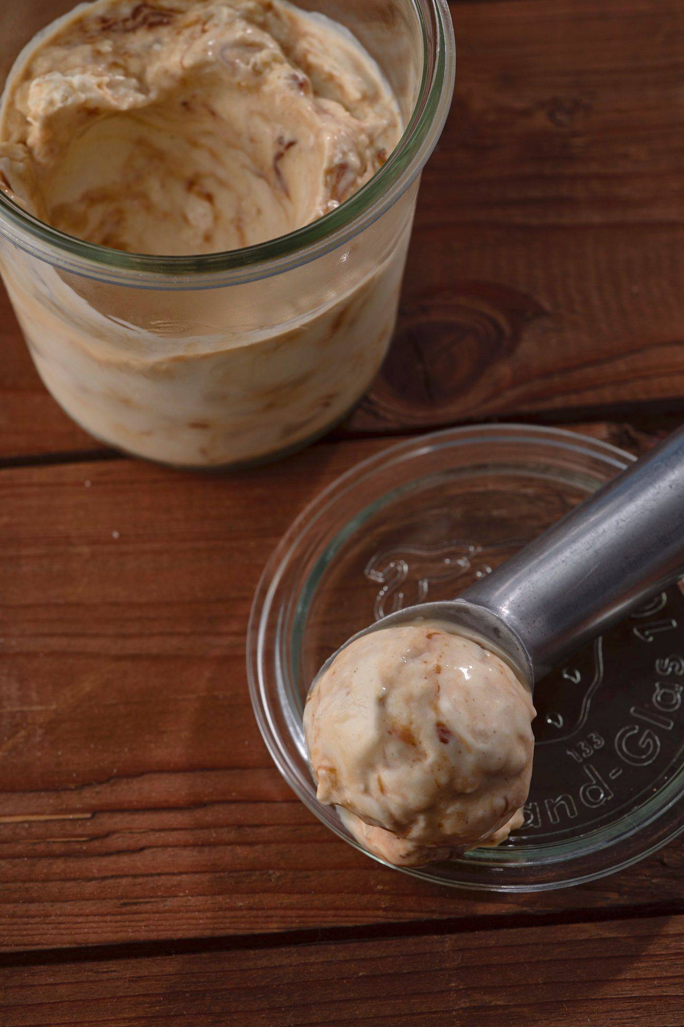 sauerteig eiscreme mit salzkaramell auf holztisch