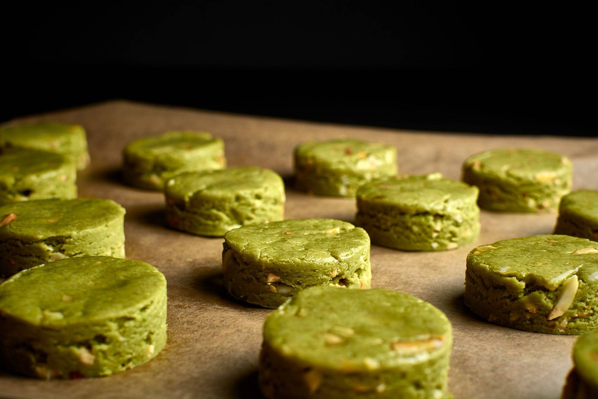 herstellung von grünen matcha scones auf schwarzem hintergrund